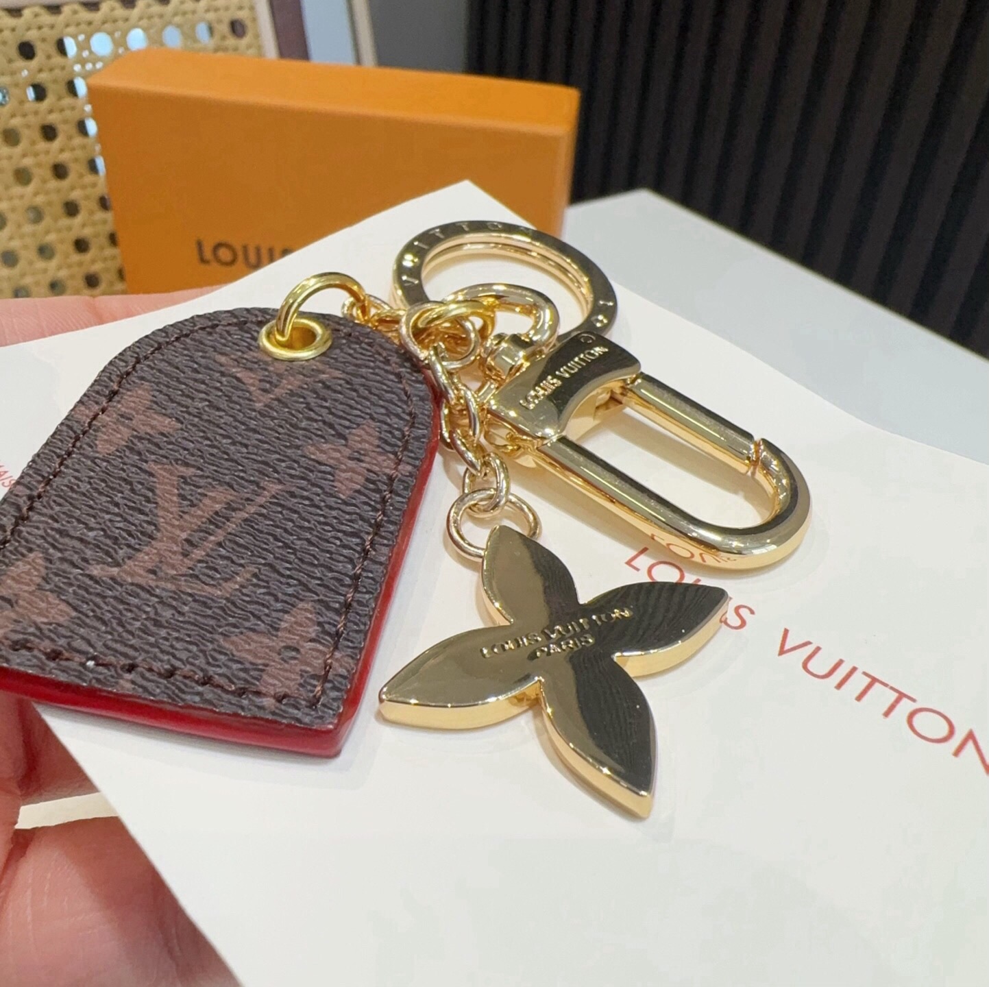 🔥  LV经典老花钥匙扣 包饰与钥匙扣挂件 LV Cherished Tab 钥匙扣结合 Monogram 帆布标签和牛