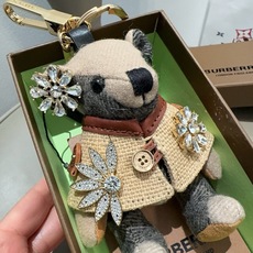 🔥Burberry代工厂小熊🐻挂件,巴宝莉钻扣熊🐻钥匙扣包包挂件 温柔到心里🥰 内部填充物与专柜一致,手感真的很赞[ 🔥Burberry代工厂小熊🐻挂件,巴宝莉钻扣熊🐻钥匙扣包包挂件 温柔到心里🥰 内部填充物与专柜一致,手感真的很赞[
