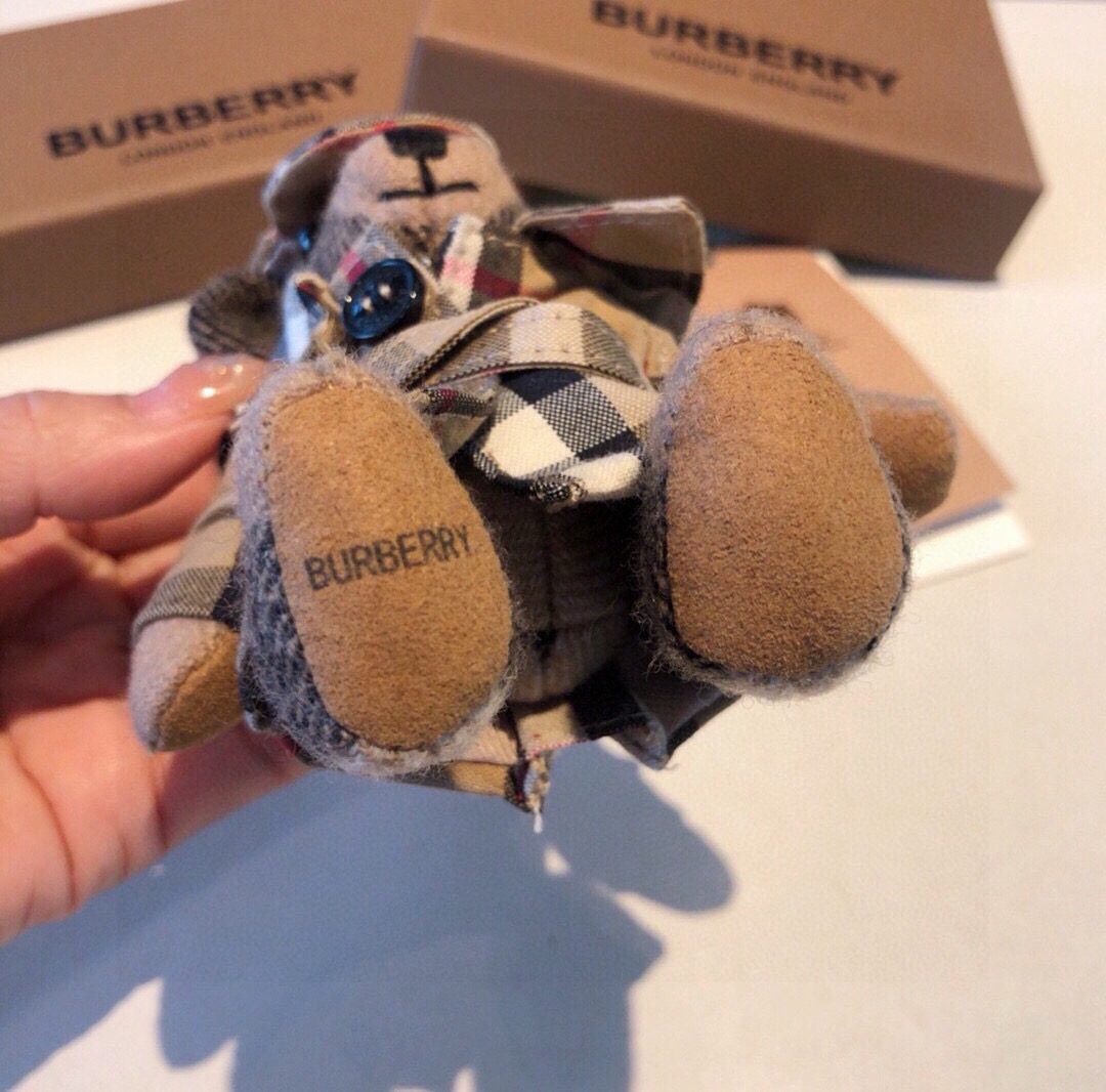 Burberry代工厂小熊🐻挂件，巴宝莉披丝巾泰迪熊钥匙扣挂件  温柔到心里🥰  准备已久、精致自留 ！ 内部填充物与专