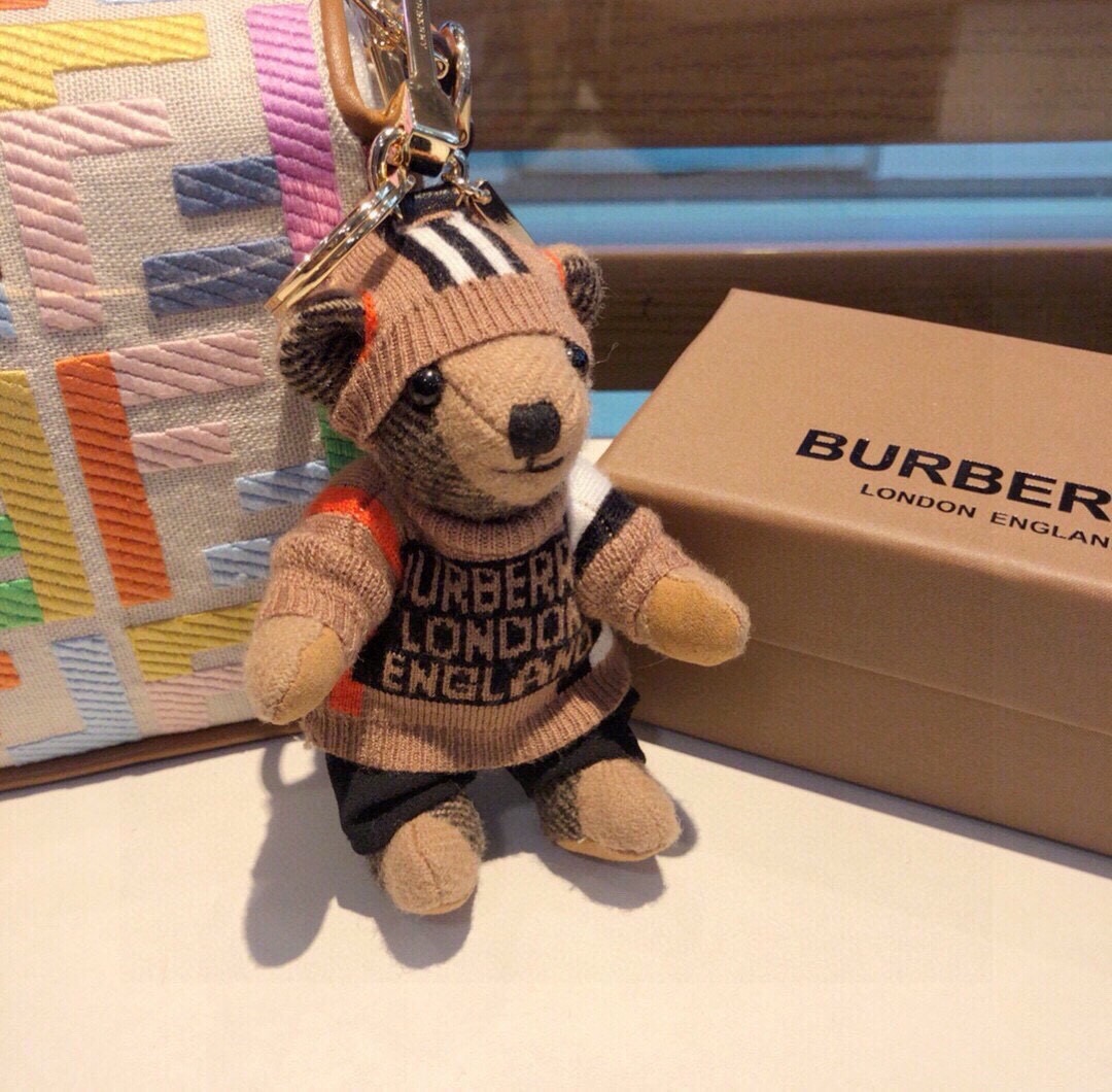 美美的夏夏同款Burberry代工厂小熊🐻挂件，巴宝莉🐻毛衣泰迪熊钥匙扣挂件  温柔到心里🥰  准备已久、精致自留 ！ 