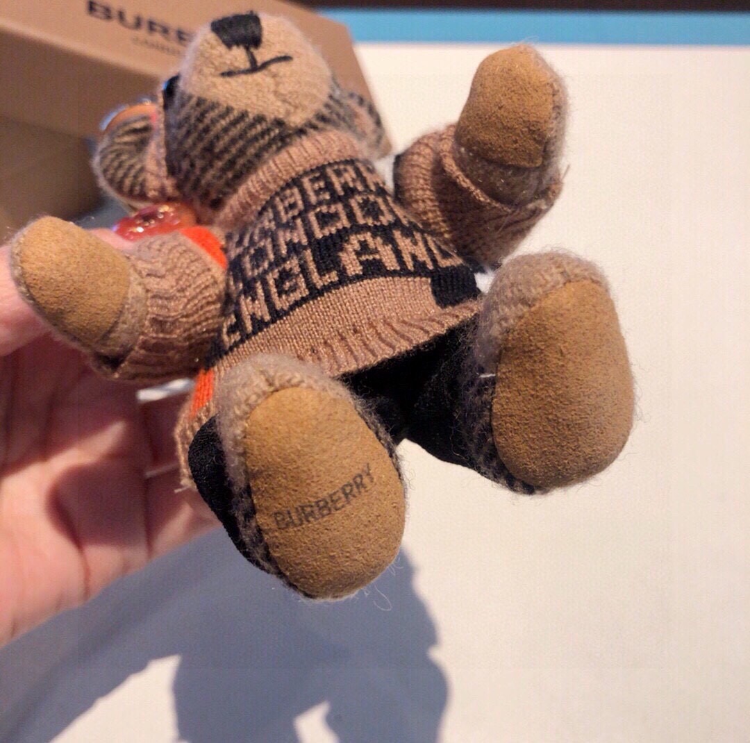 美美的夏夏同款Burberry代工厂小熊🐻挂件，巴宝莉🐻毛衣泰迪熊钥匙扣挂件  温柔到心里🥰  准备已久、精致自留 ！ 