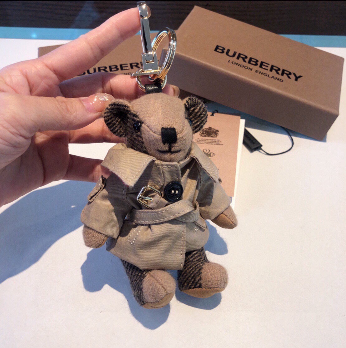 Burberry代工厂小熊🐻挂件 ，风衣🧥熊泰迪熊钥匙扣挂件  温柔到心里🥰  准备已久、精致自留 ！ 内部填充物与专柜