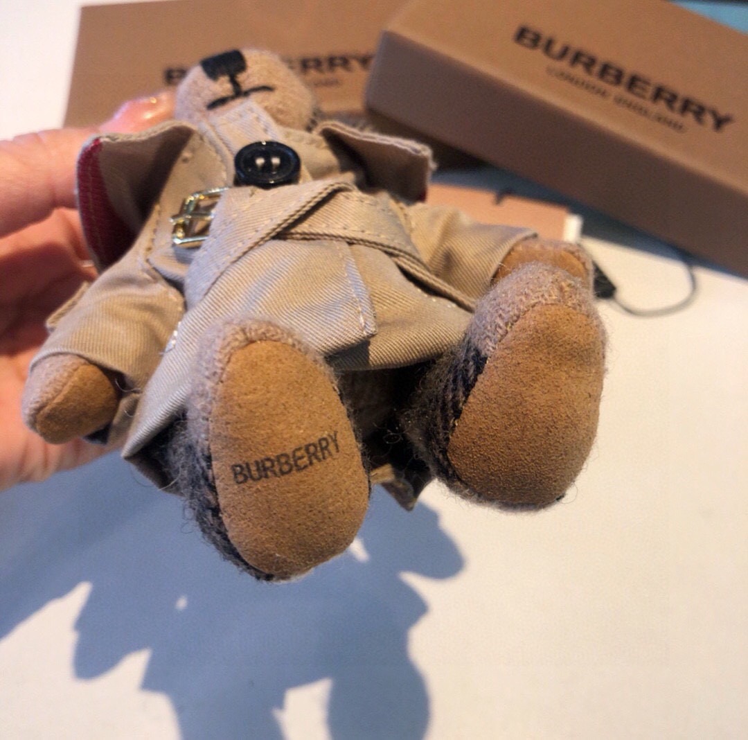Burberry代工厂小熊🐻挂件 ，风衣🧥熊泰迪熊钥匙扣挂件  温柔到心里🥰  准备已久、精致自留 ！ 内部填充物与专柜