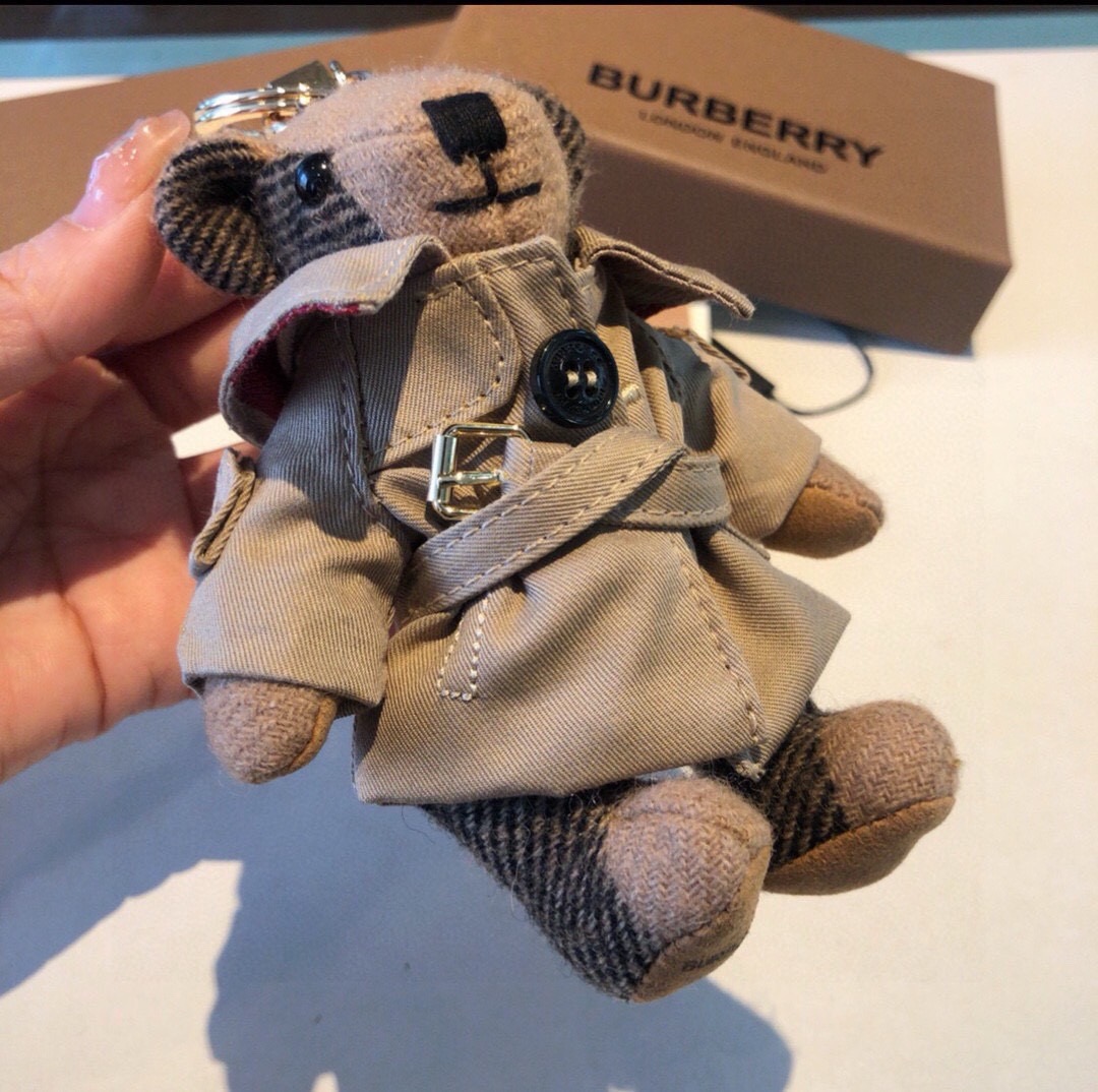 Burberry代工厂小熊🐻挂件 ，风衣🧥熊泰迪熊钥匙扣挂件  温柔到心里🥰  准备已久、精致自留 ！ 内部填充物与专柜