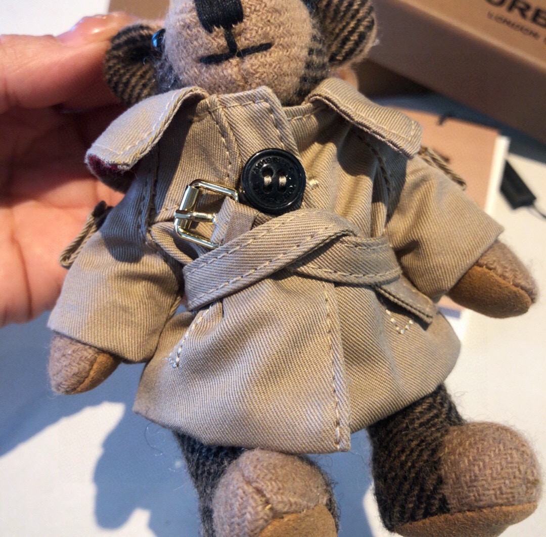 Burberry代工厂小熊🐻挂件 ，风衣🧥熊泰迪熊钥匙扣挂件  温柔到心里🥰  准备已久、精致自留 ！ 内部填充物与专柜