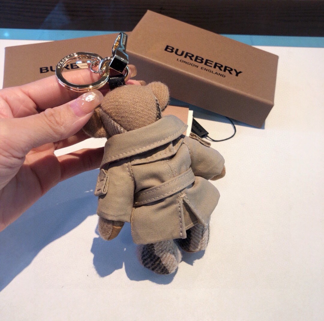 Burberry代工厂小熊🐻挂件 ，风衣🧥熊泰迪熊钥匙扣挂件  温柔到心里🥰  准备已久、精致自留 ！ 内部填充物与专柜