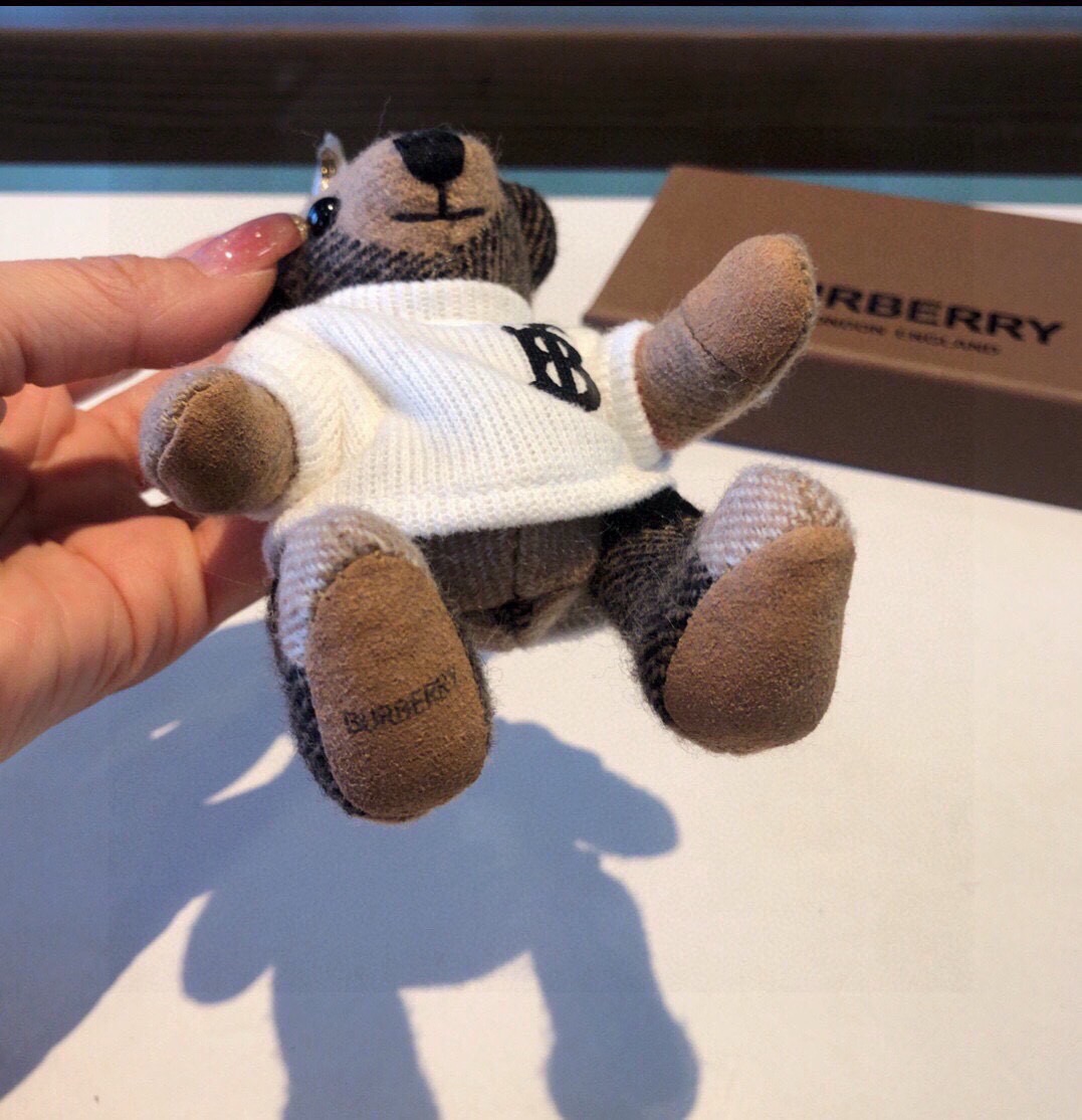 Burberry代工厂小熊🐻挂件，巴宝莉🐻卫衣泰迪熊钥匙扣挂件  温柔到心里🥰  准备已久、精致自留 ！ 内部填充物与专