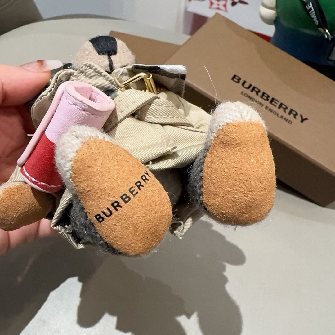 Burberry代工厂小熊🐻挂件，巴宝莉🐻风衣熊➕斜挎mini包包 钥匙扣包饰挂件  温柔到心里🥰  内部填充物与专柜一