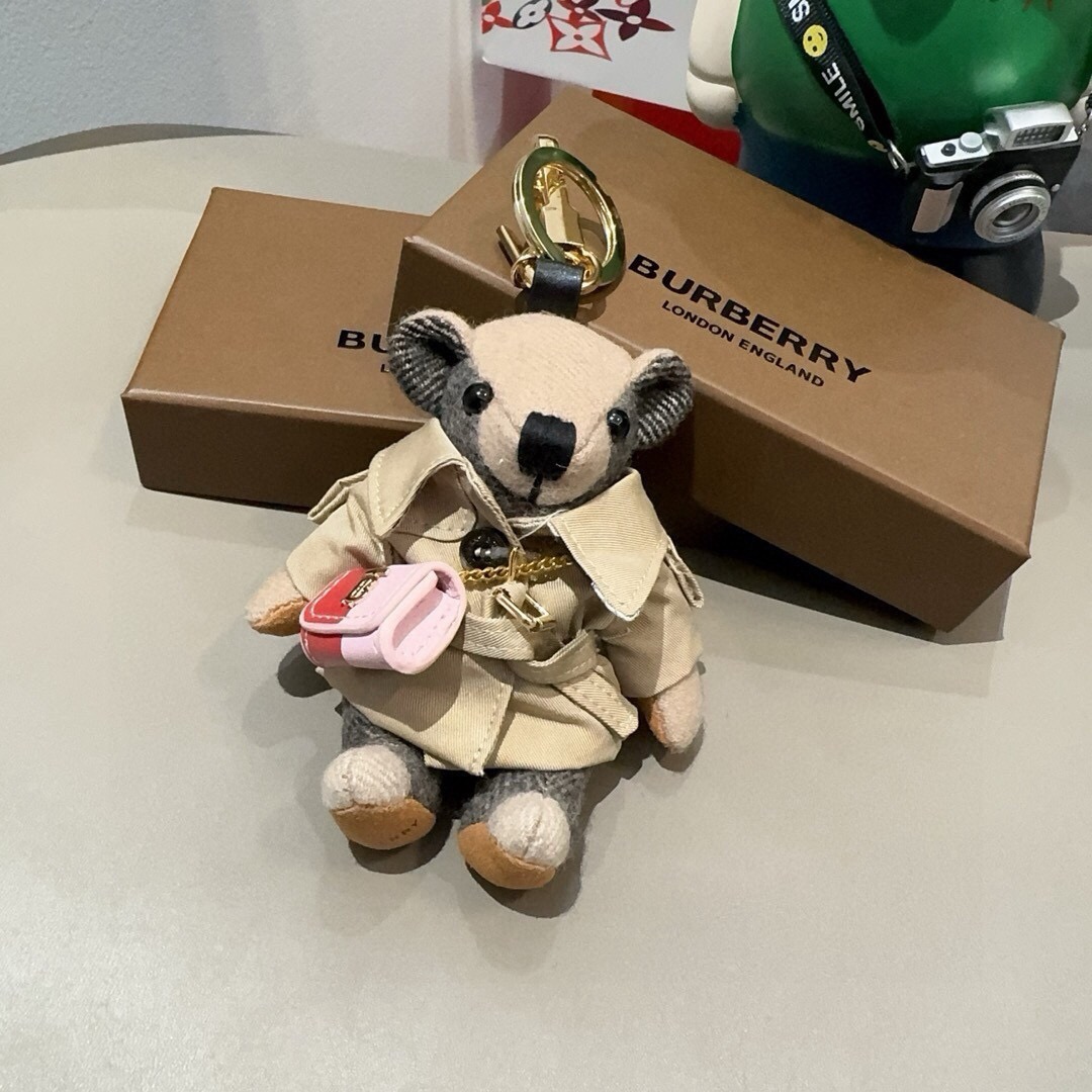 Burberry代工厂小熊🐻挂件，巴宝莉🐻风衣熊➕斜挎mini包包 钥匙扣包饰挂件  温柔到心里🥰  内部填充物与专柜一