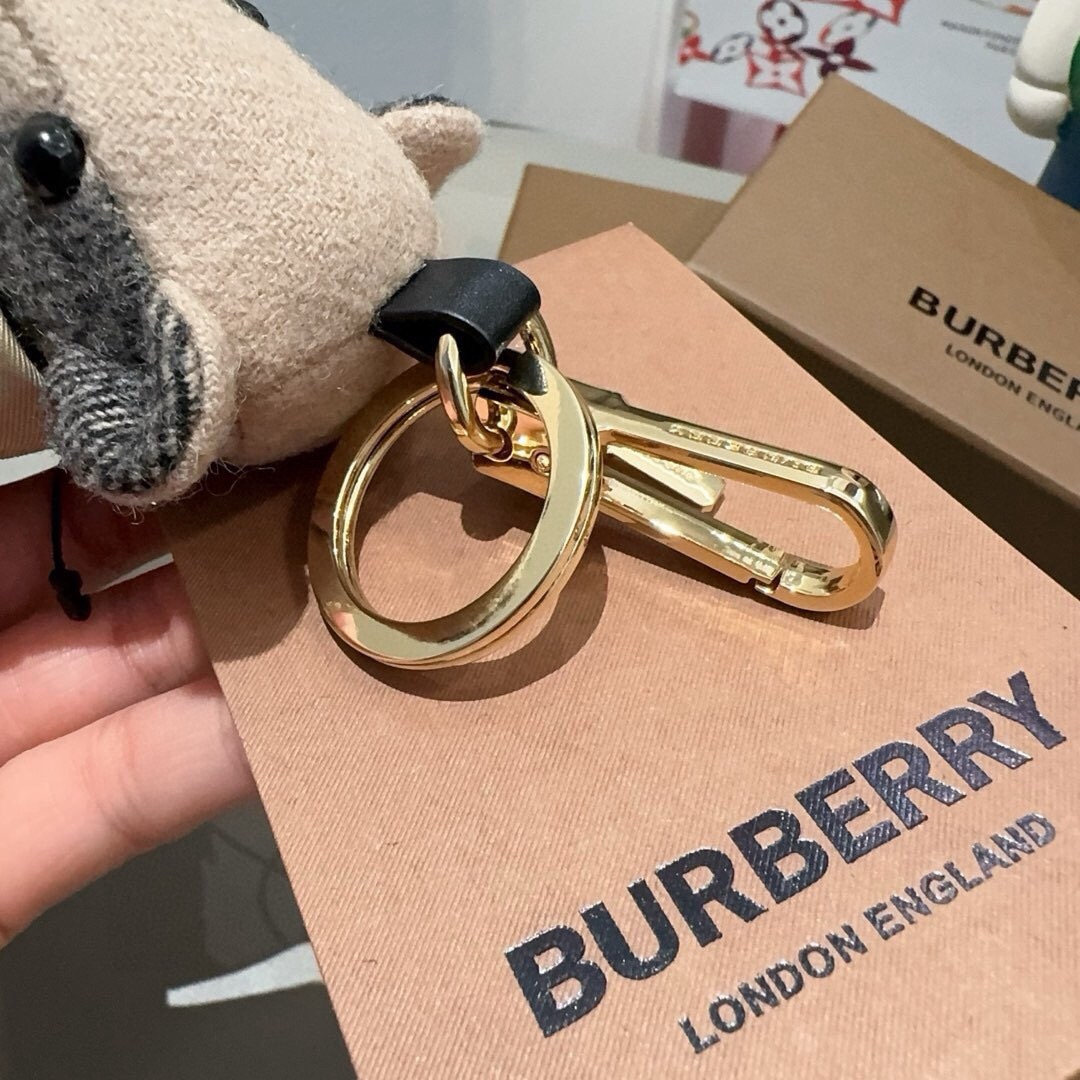 Burberry代工厂小熊🐻挂件，巴宝莉🐻风衣熊➕斜挎mini包包 钥匙扣包饰挂件  温柔到心里🥰  内部填充物与专柜一