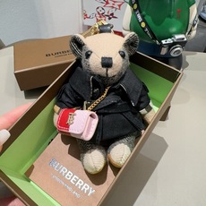 Burberry代工厂小熊🐻挂件,巴宝莉🐻风衣熊➕斜挎mini包包 钥匙扣包饰挂件 温柔到心里🥰 内部填充物与专柜一 Burberry代工厂小熊🐻挂件,巴宝莉🐻风衣熊➕斜挎mini包包 钥匙扣包饰挂件 温柔到心里🥰 内部填充物与专柜一