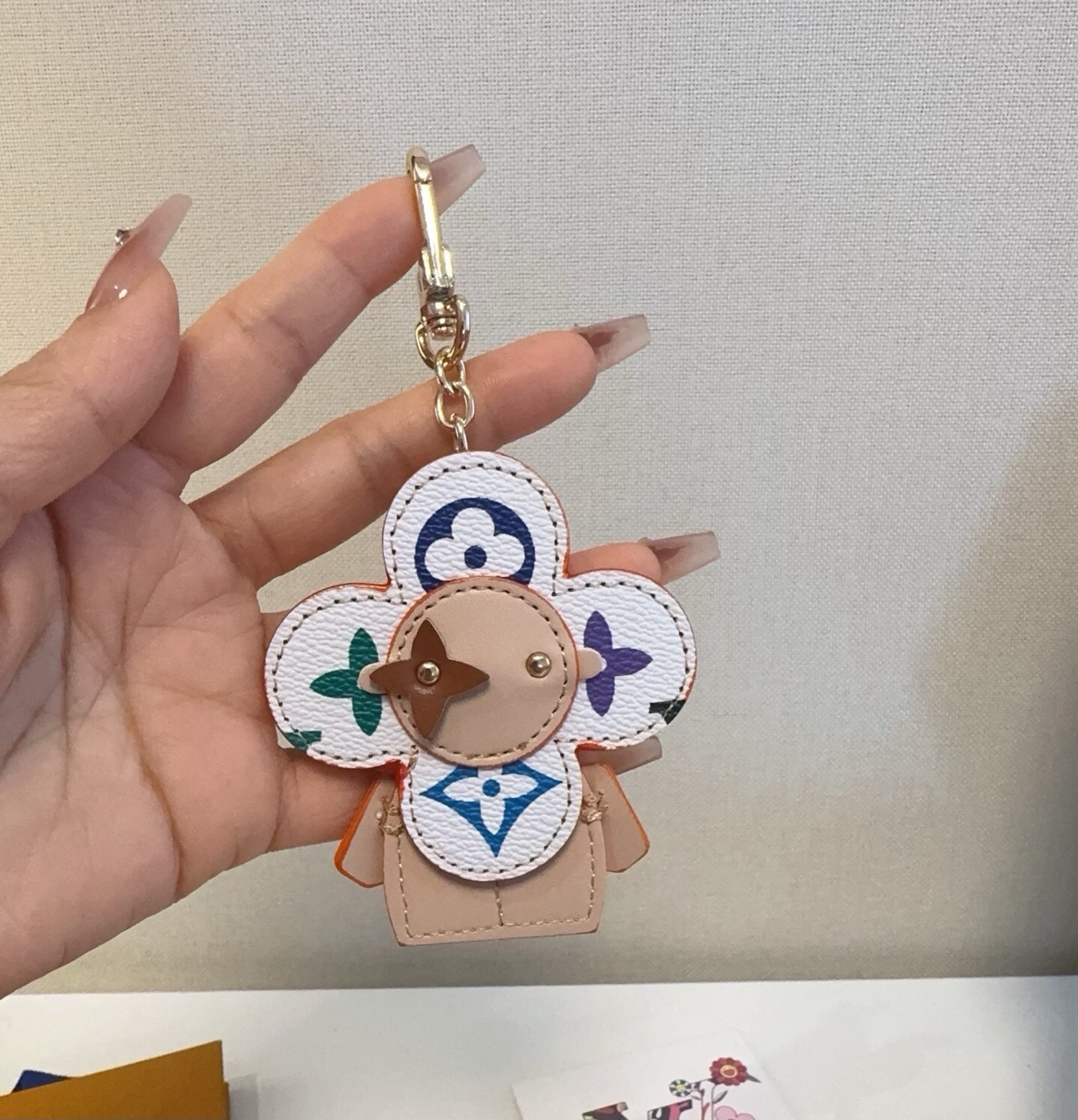 🔥LOUIS VUITTON新款包饰与钥匙扣。LV薇薇安太阳花包包挂件 手机壳挂件 可满足各种时尚品味的实用配饰。凸显时