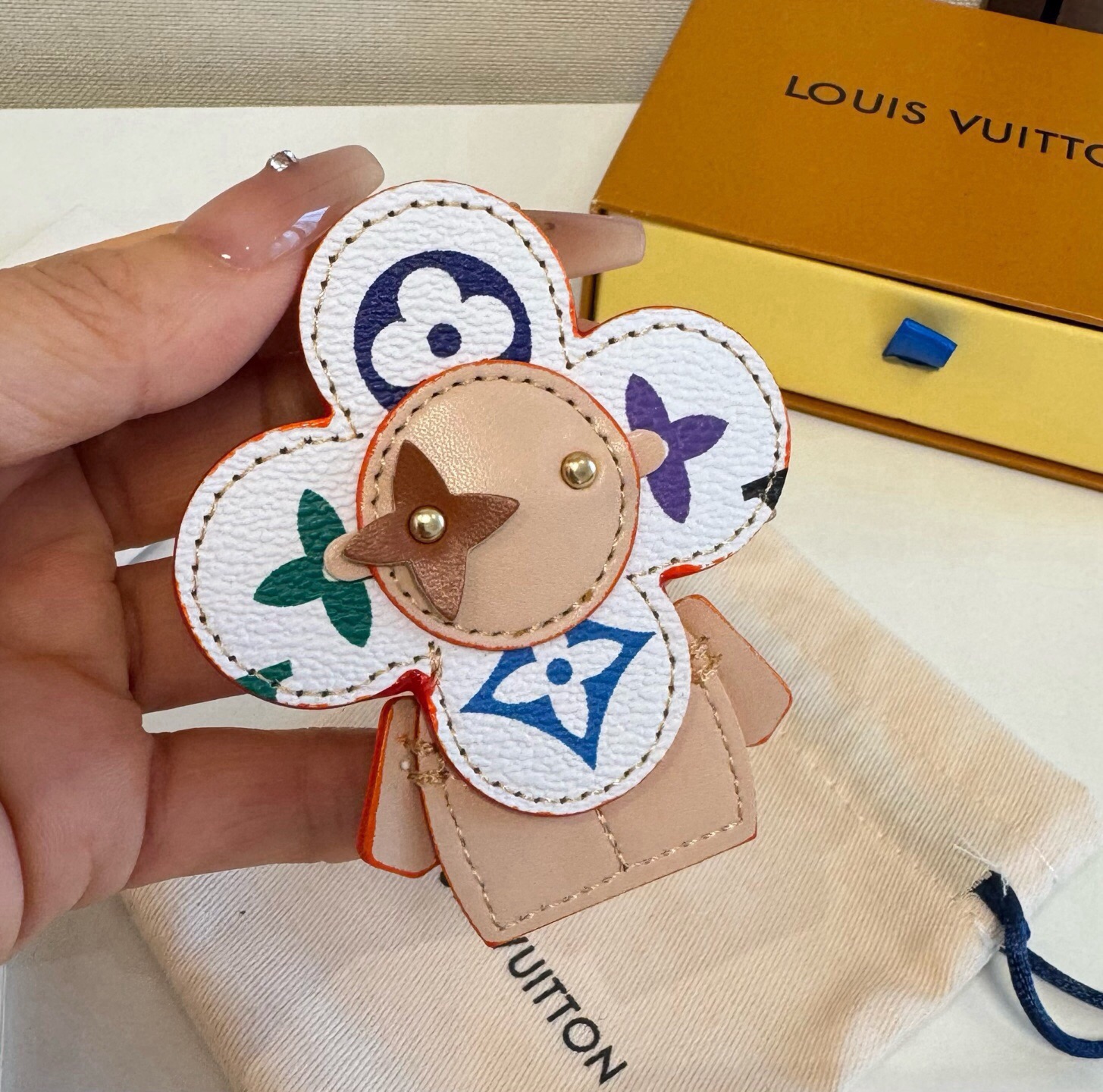 🔥LOUIS VUITTON新款包饰与钥匙扣。LV薇薇安太阳花包包挂件 手机壳挂件 可满足各种时尚品味的实用配饰。凸显时