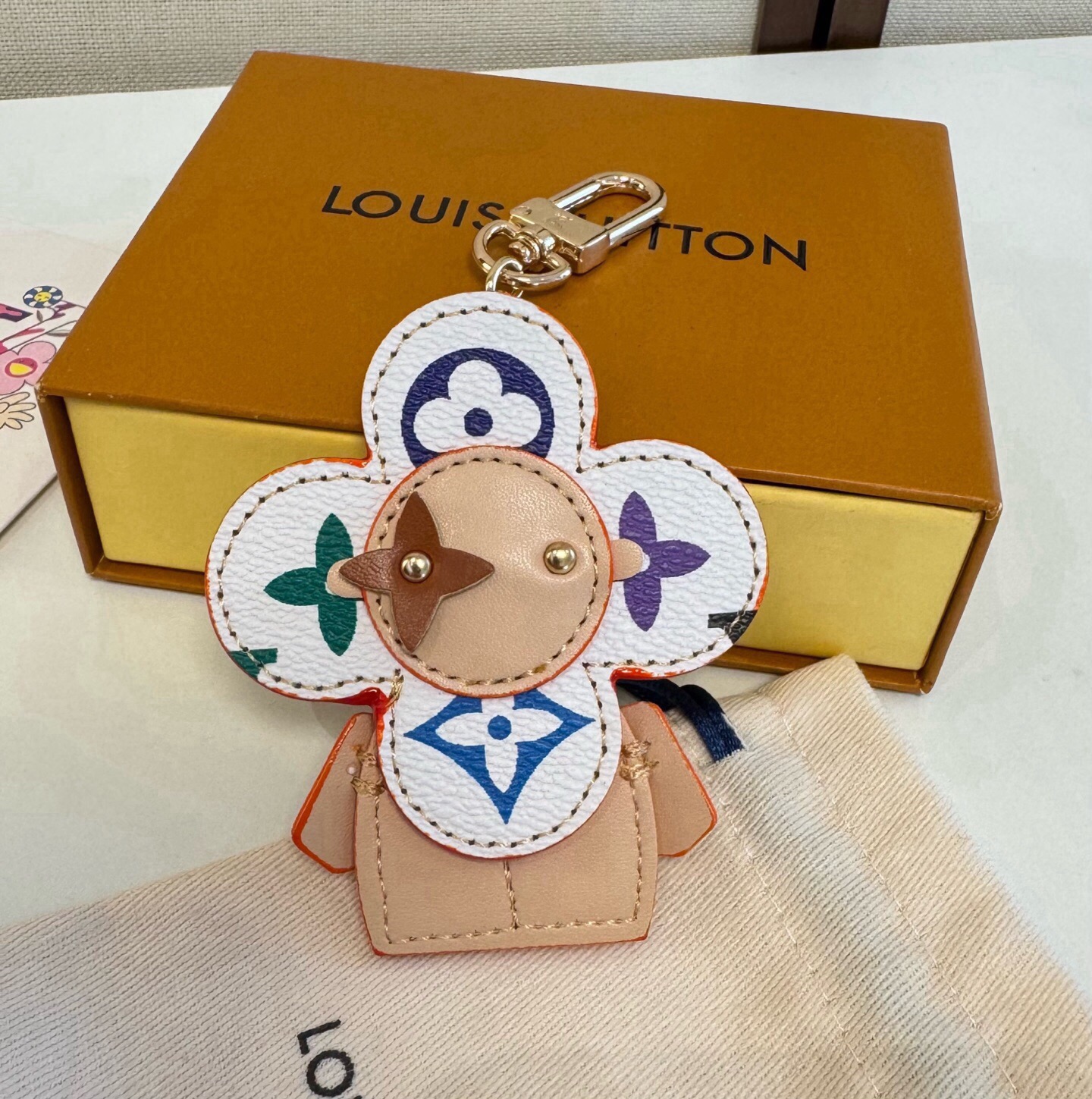 🔥LOUIS VUITTON新款包饰与钥匙扣。LV薇薇安太阳花包包挂件 手机壳挂件 可满足各种时尚品味的实用配饰。凸显时