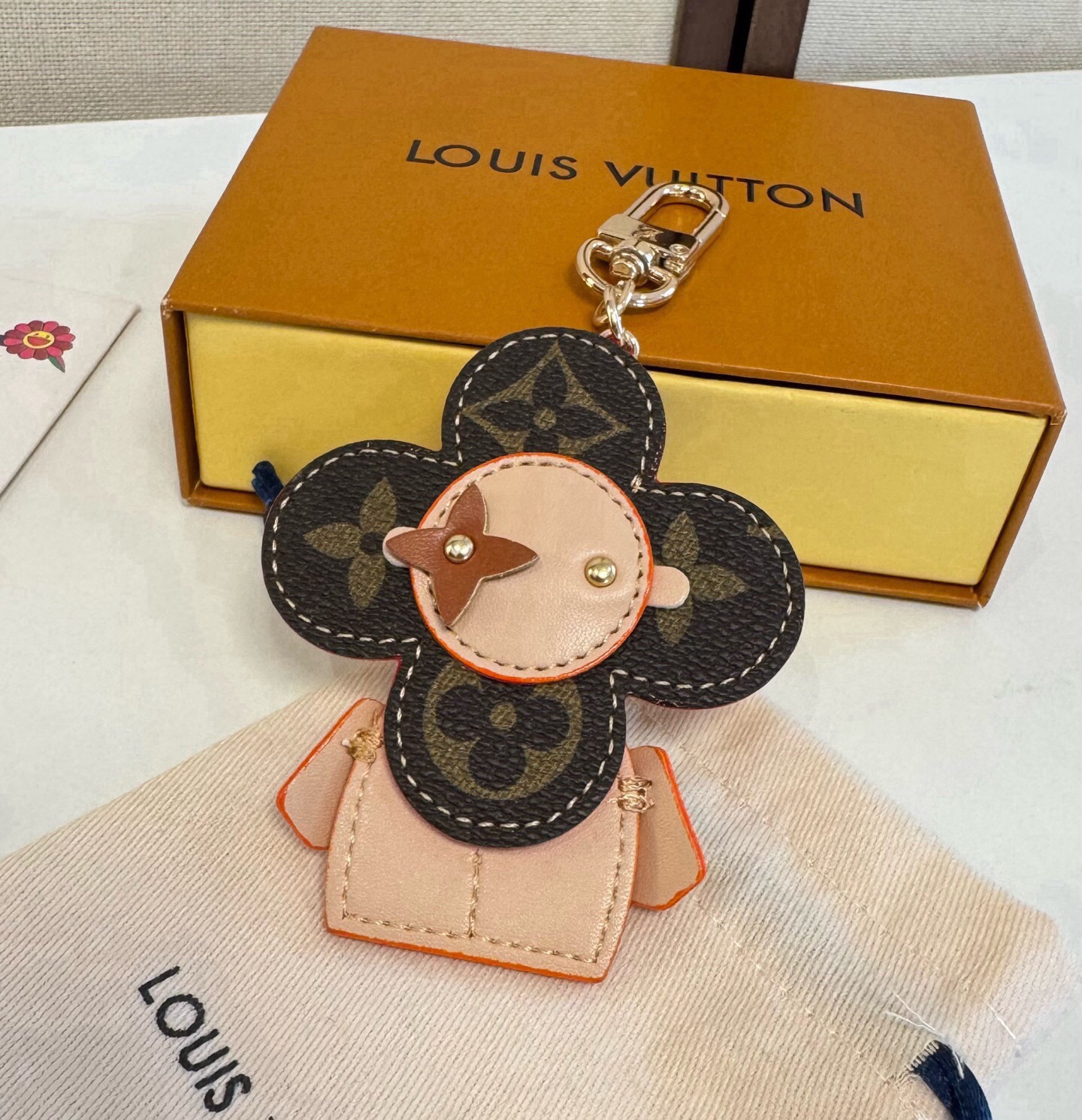 🔥LOUIS VUITTON新款包饰与钥匙扣。LV薇薇安太阳花包包挂件 手机壳挂件 可满足各种时尚品味的实用配饰。凸显时