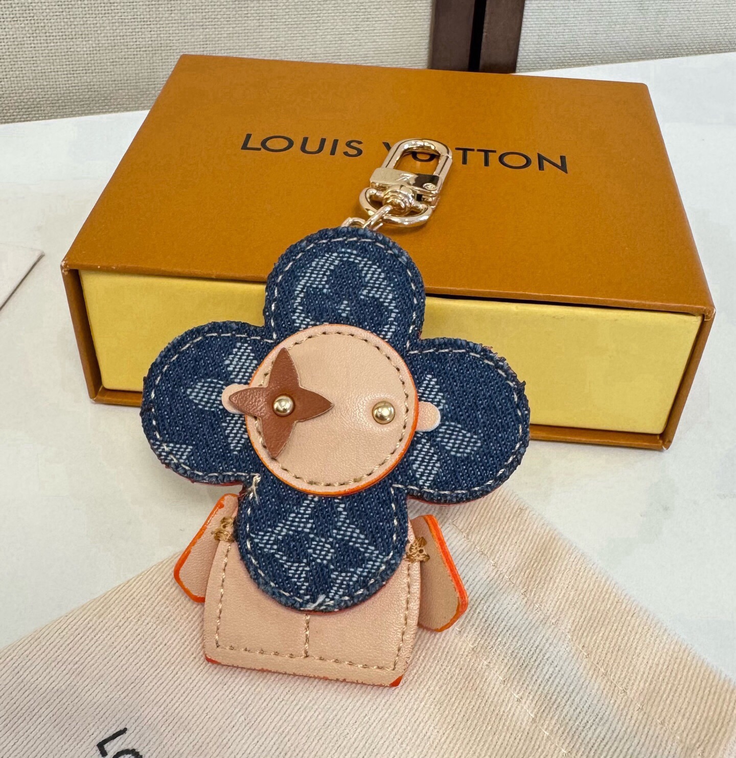 🔥LOUIS VUITTON新款包饰与钥匙扣。LV薇薇安太阳花包包挂件 手机壳挂件 可满足各种时尚品味的实用配饰。凸显时
