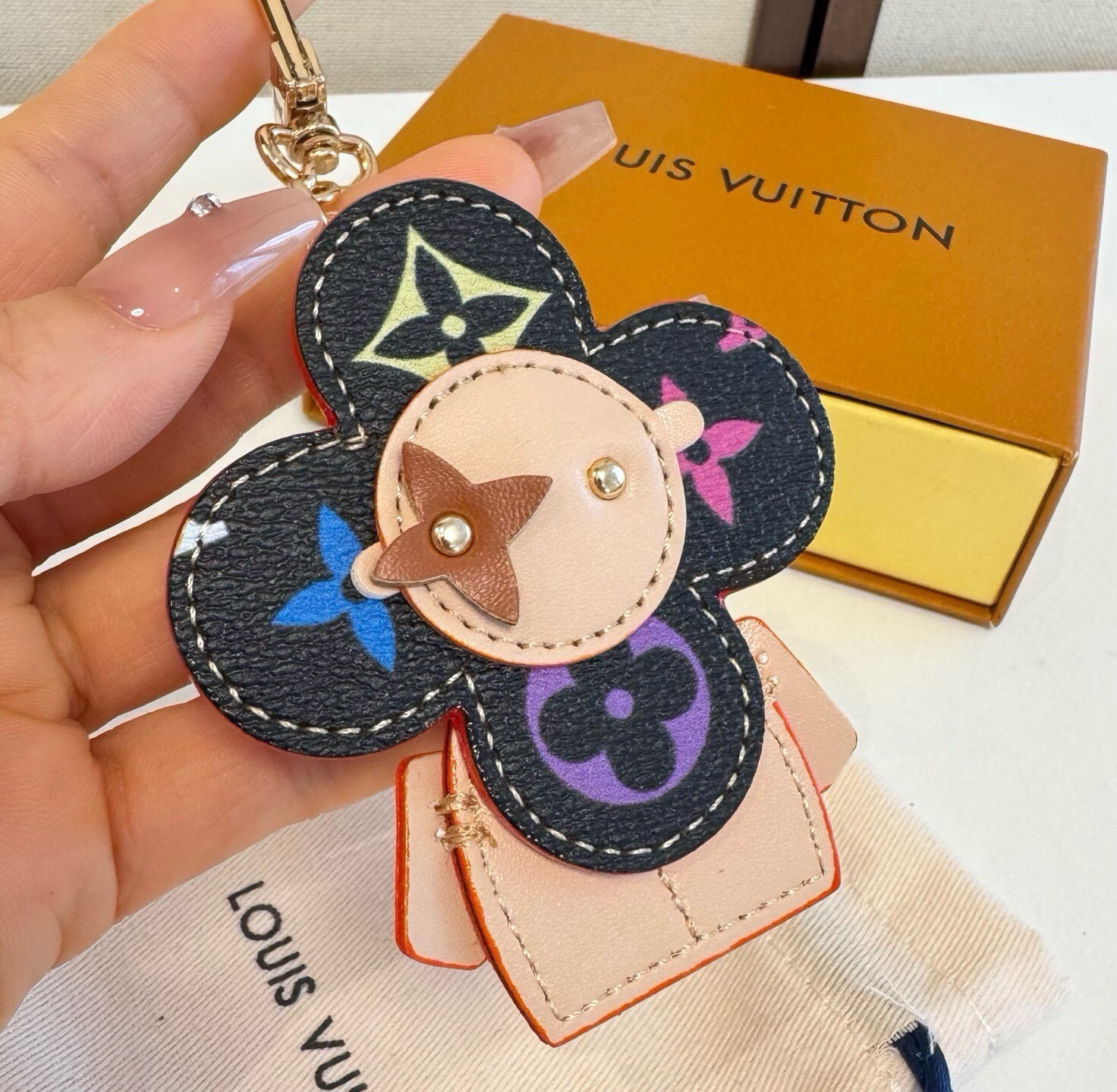 🔥LOUIS VUITTON新款包饰与钥匙扣。LV薇薇安太阳花包包挂件 手机壳挂件 可满足各种时尚品味的实用配饰。凸显时