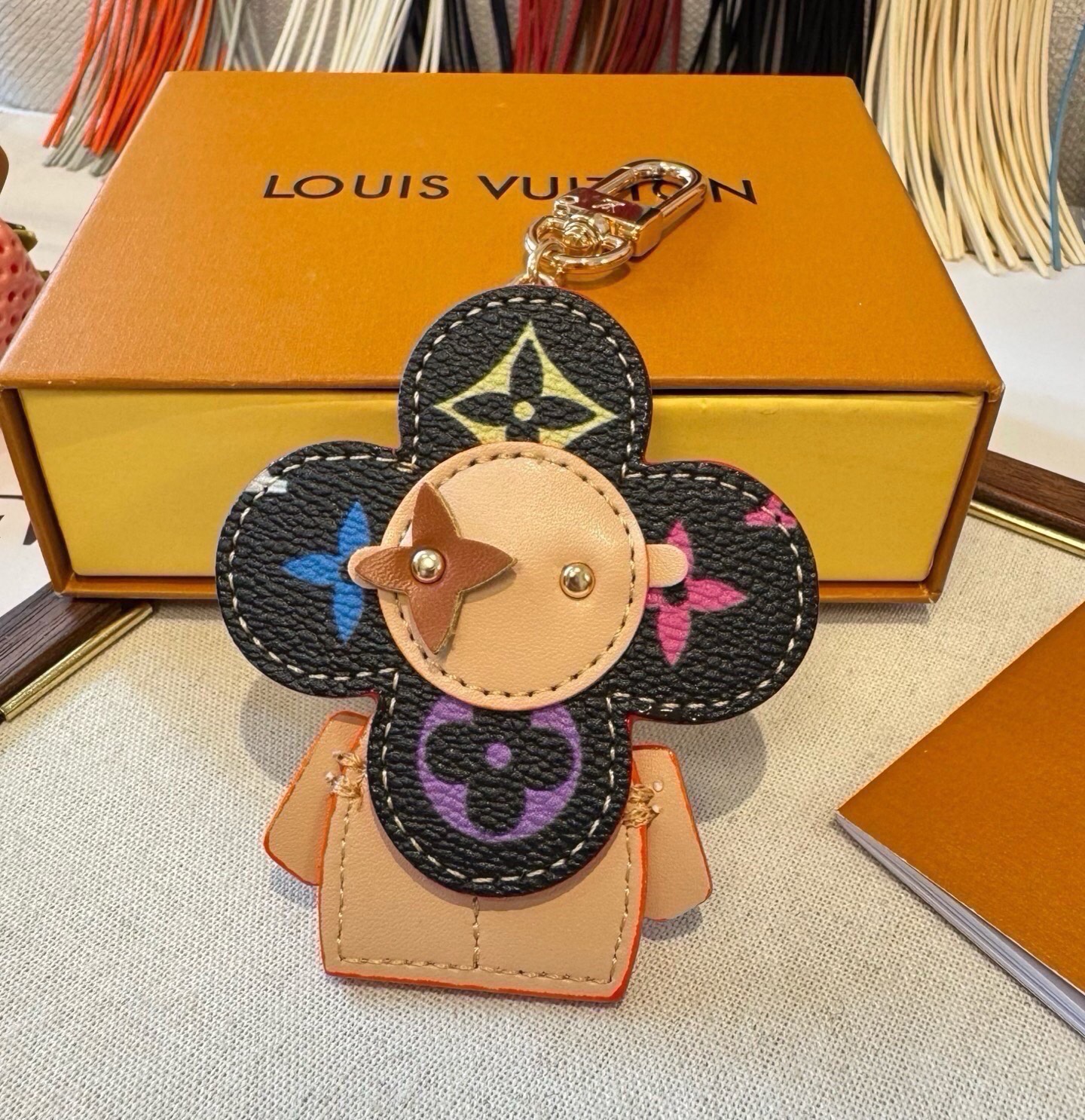 🔥LOUIS VUITTON新款包饰与钥匙扣。LV薇薇安太阳花包包挂件 手机壳挂件 可满足各种时尚品味的实用配饰。凸显时