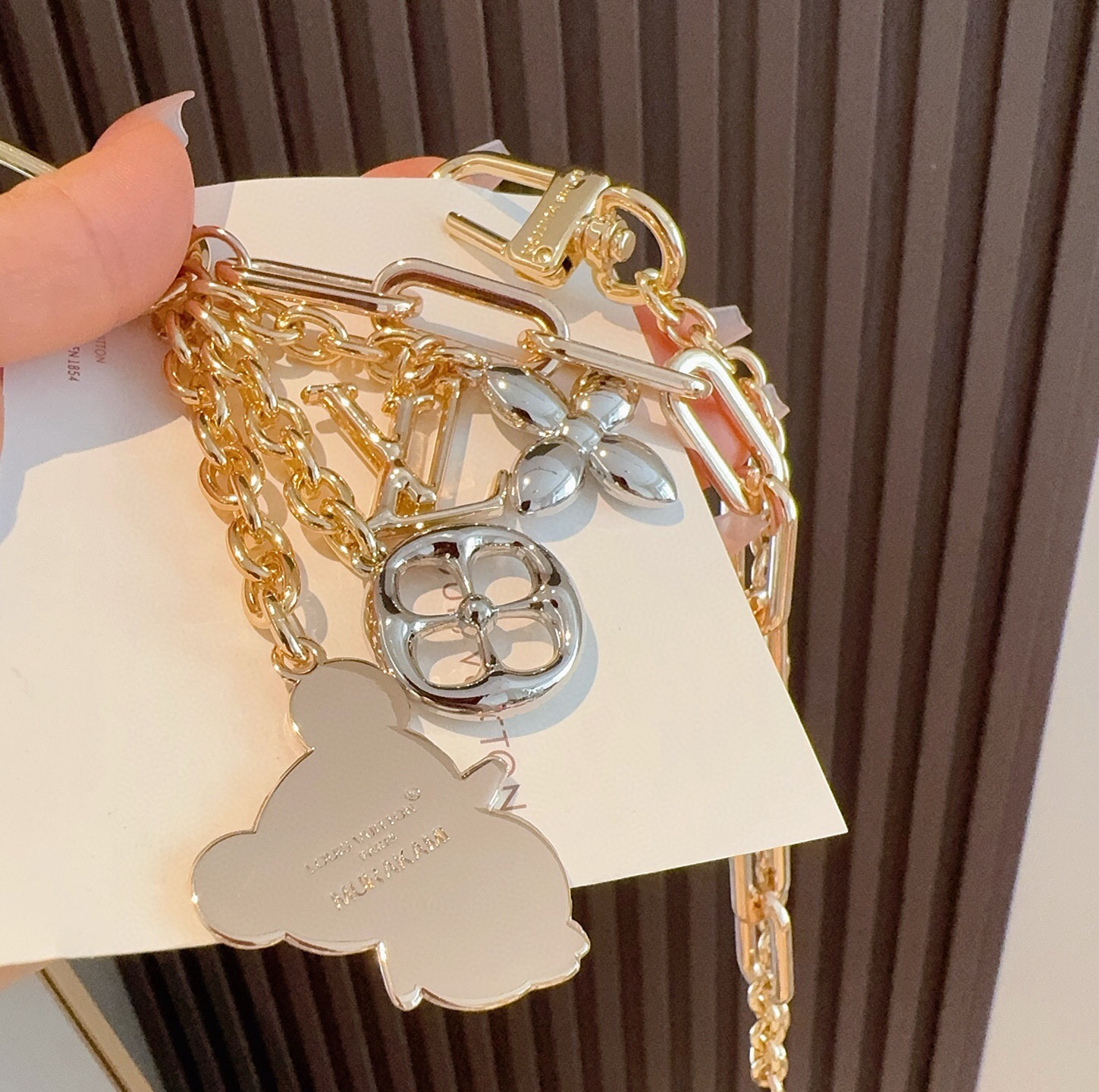 LV 钥匙扣 包包挂链 可当包包肩带 x TM SuPerflat链条包饰出自路易威登x村上隆合作系列，于链条两端搭配标