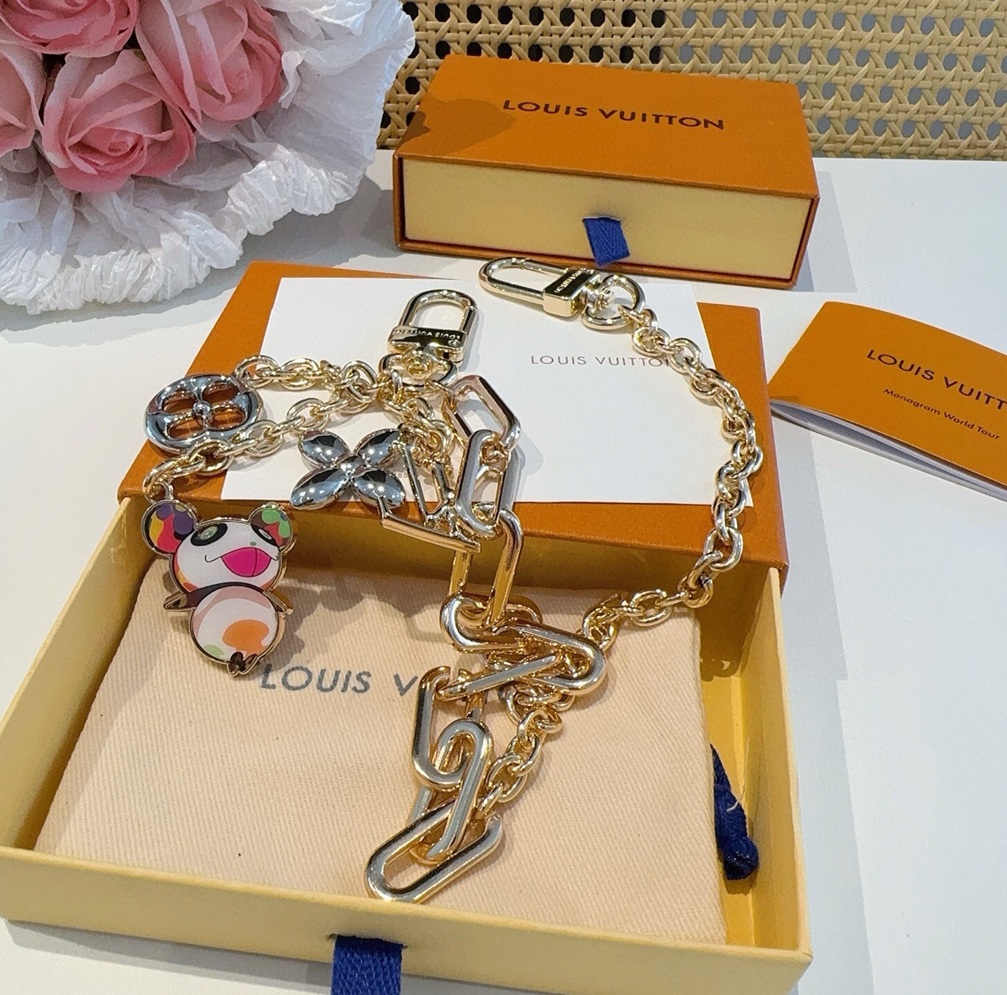 LV 钥匙扣 包包挂链 可当包包肩带 x TM SuPerflat链条包饰出自路易威登x村上隆合作系列，于链条两端搭配标