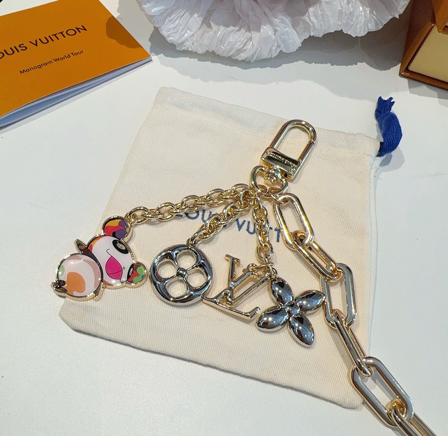 LV 钥匙扣 包包挂链 可当包包肩带 x TM SuPerflat链条包饰出自路易威登x村上隆合作系列，于链条两端搭配标