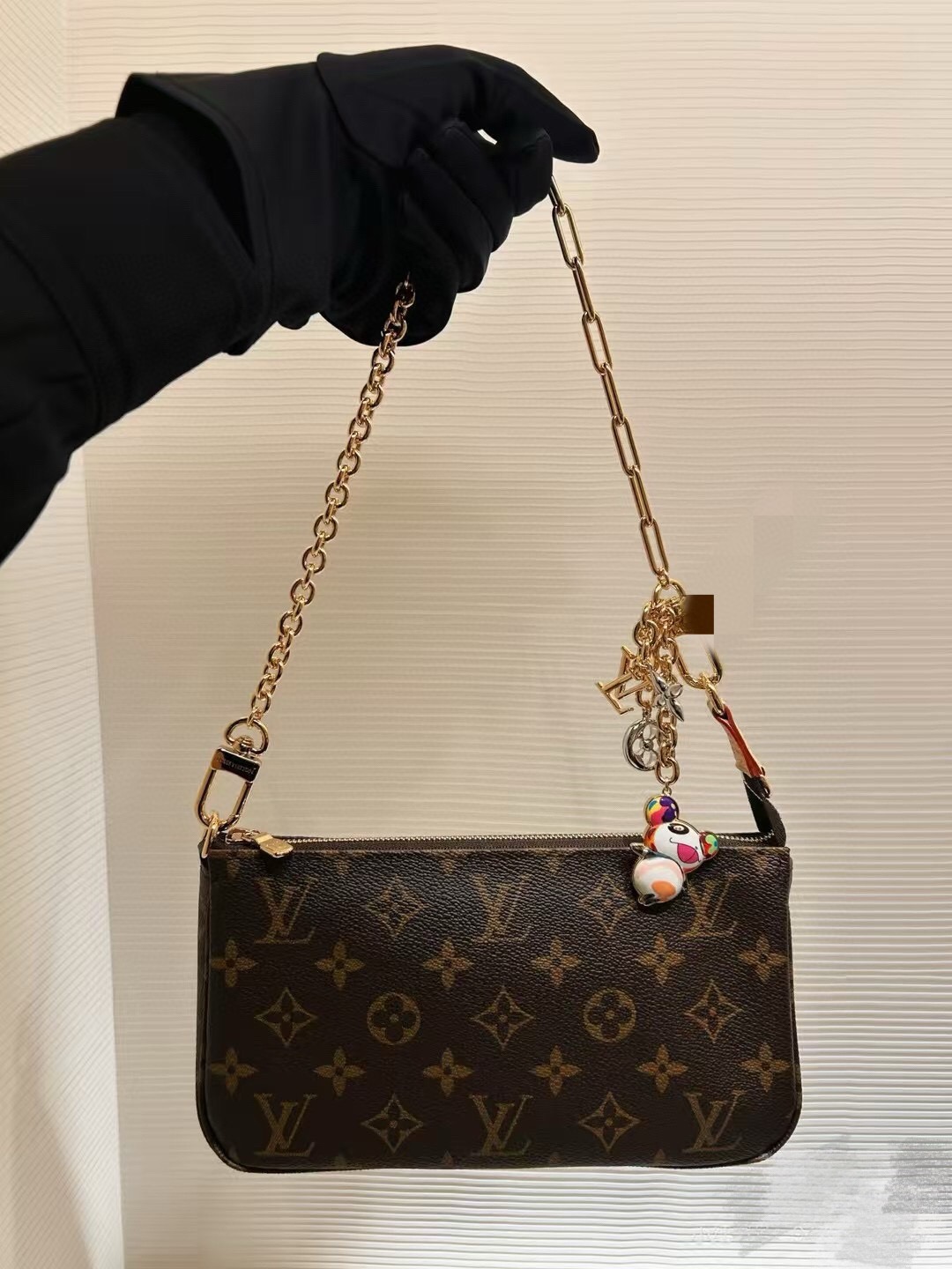 LV 钥匙扣 包包挂链 可当包包肩带 x TM SuPerflat链条包饰出自路易威登x村上隆合作系列，于链条两端搭配标
