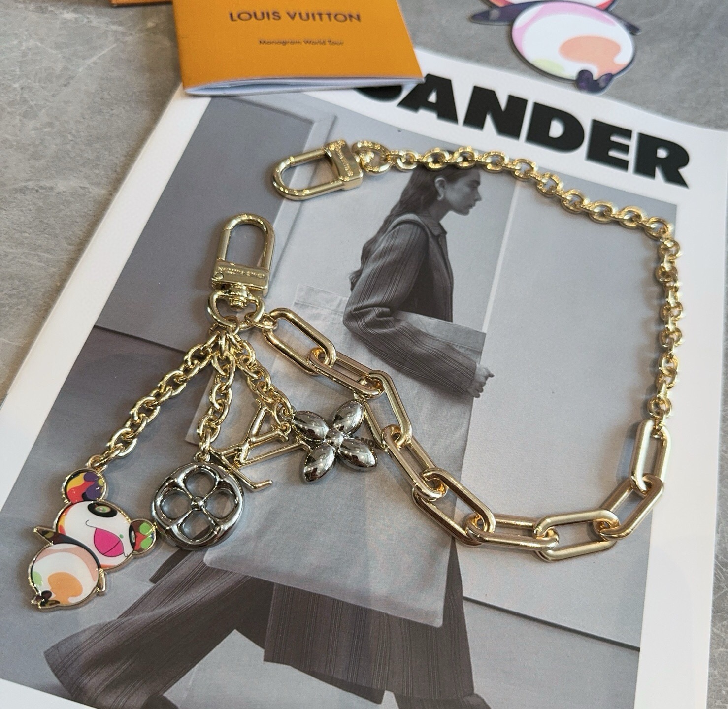 LV 钥匙扣 包包挂链 可当包包肩带 x TM SuPerflat链条包饰出自路易威登x村上隆合作系列，于链条两端搭配标