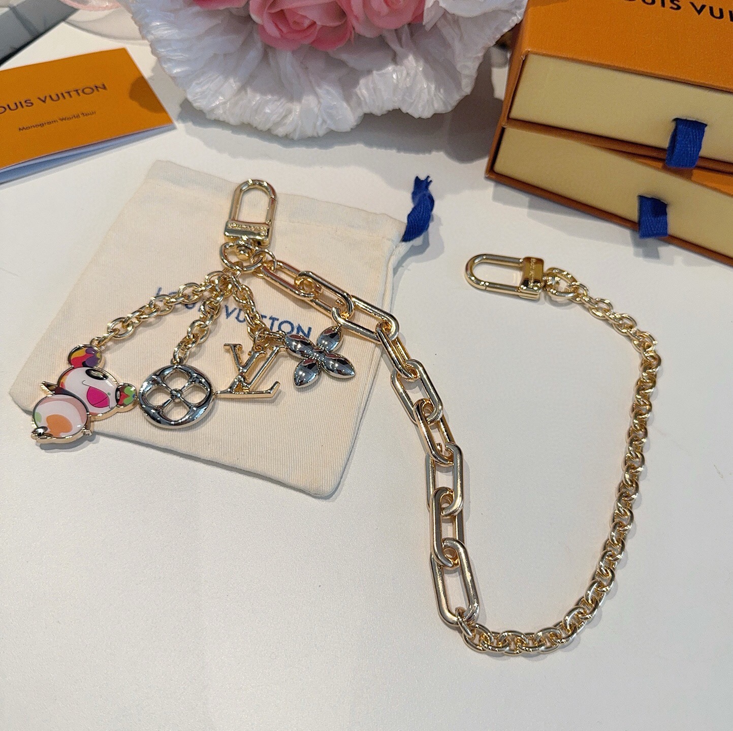 LV 钥匙扣 包包挂链 可当包包肩带 x TM SuPerflat链条包饰出自路易威登x村上隆合作系列，于链条两端搭配标