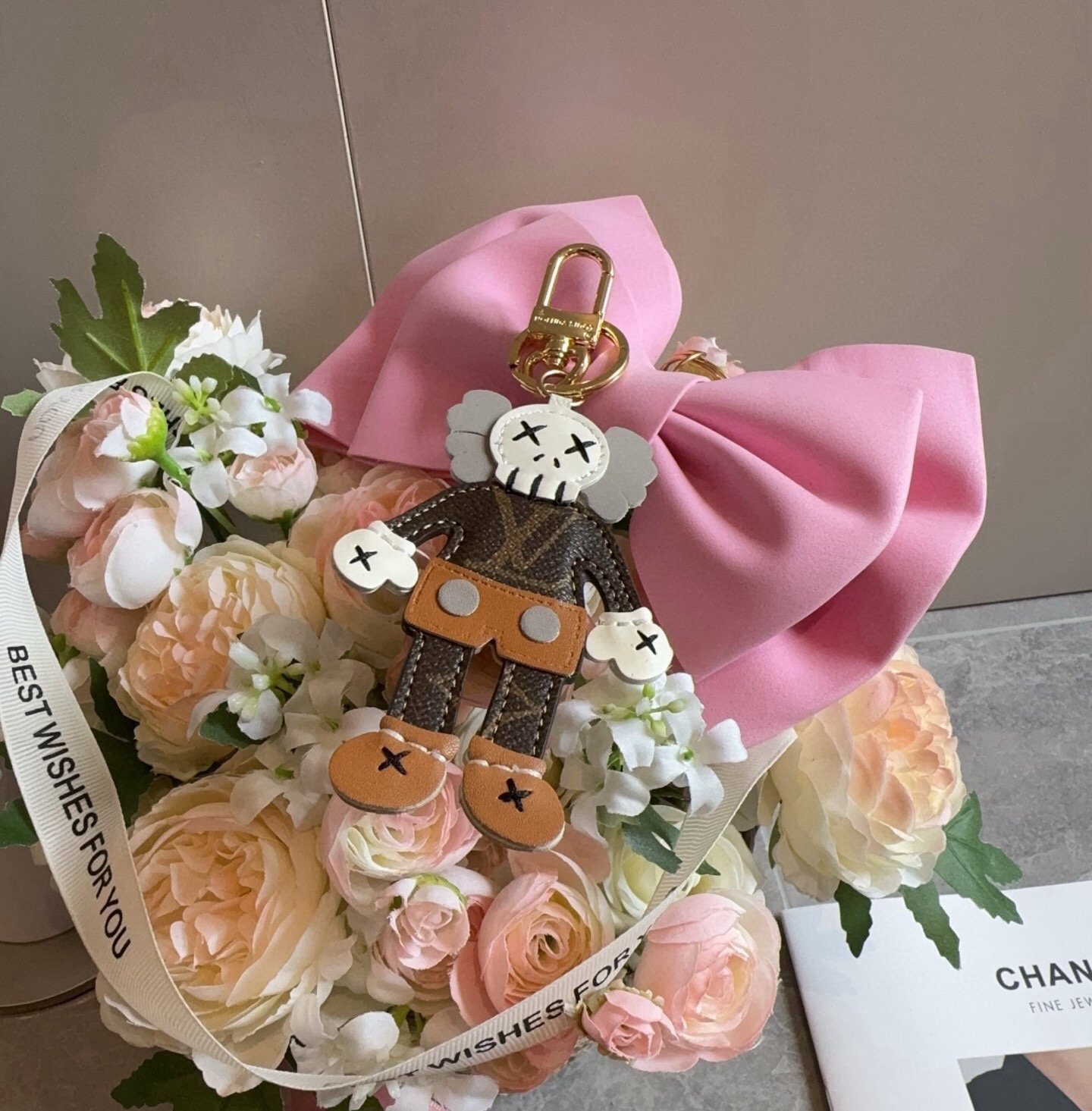 🔥LOUIS VUITTON ✕ KAWS 钥匙扣包包挂件 lv公仔钥匙扣 挂饰 KAWS公仔钥匙扣，与专柜一致聚酯纤维