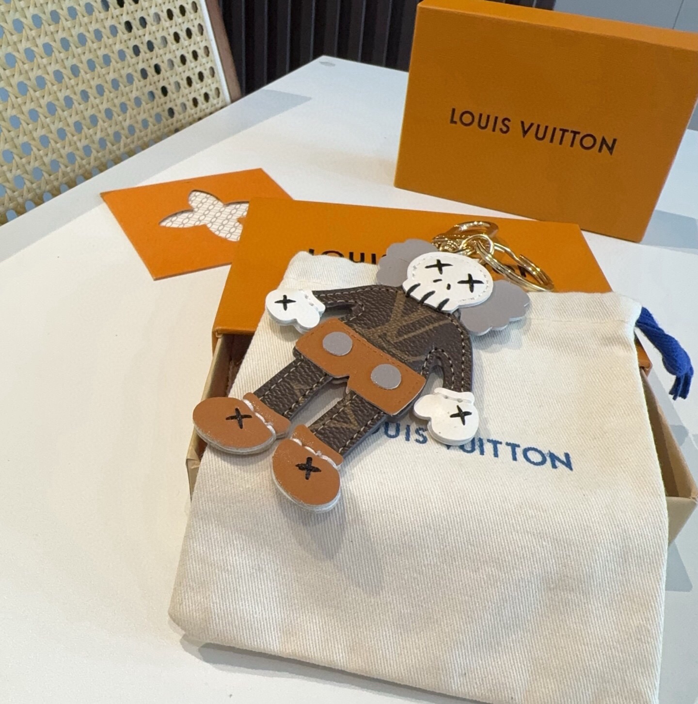 🔥LOUIS VUITTON ✕ KAWS 钥匙扣包包挂件 lv公仔钥匙扣 挂饰 KAWS公仔钥匙扣，与专柜一致聚酯纤维