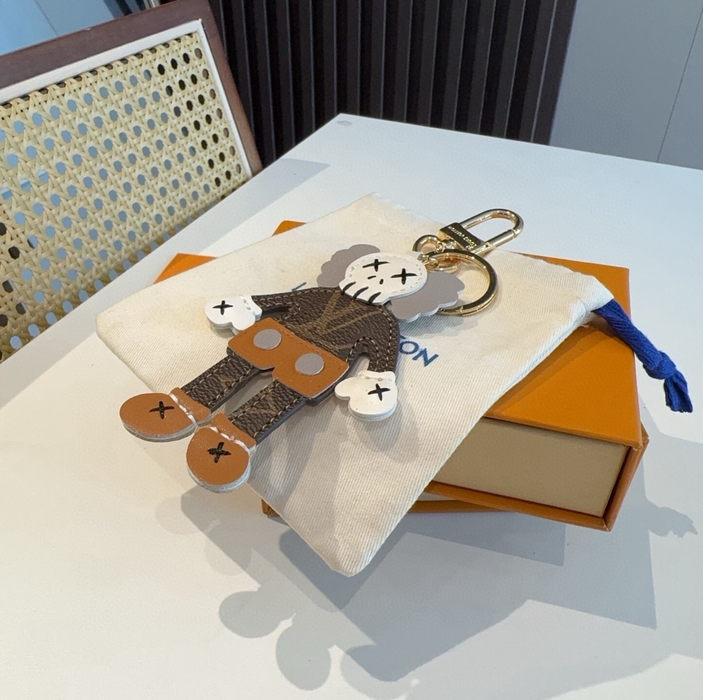 🔥LOUIS VUITTON ✕ KAWS 钥匙扣包包挂件 lv公仔钥匙扣 挂饰 KAWS公仔钥匙扣，与专柜一致聚酯纤维