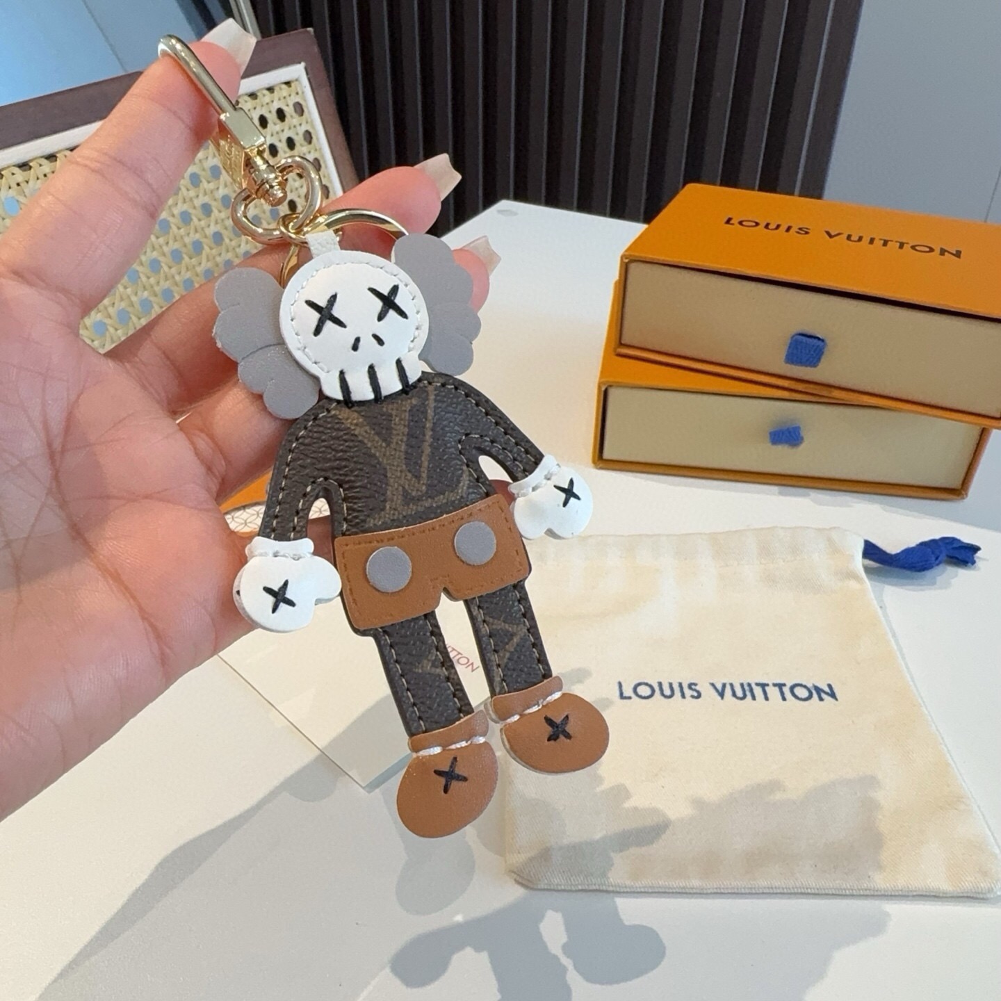 🔥LOUIS VUITTON ✕ KAWS 钥匙扣包包挂件 lv公仔钥匙扣 挂饰 KAWS公仔钥匙扣，与专柜一致聚酯纤维