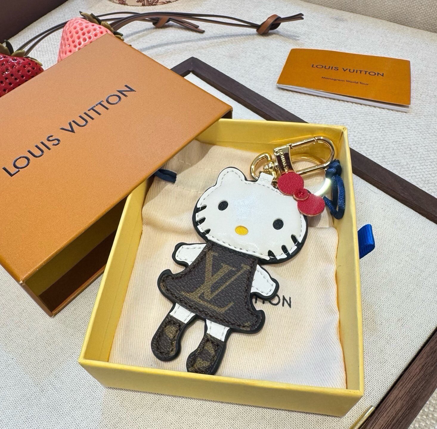 ❗新品❗Lv钥匙扣 kt猫🐱挂饰包包挂件 独家原单 LOUIS VUITTON 新款  顶级进口PU材质 五金为进口钢 