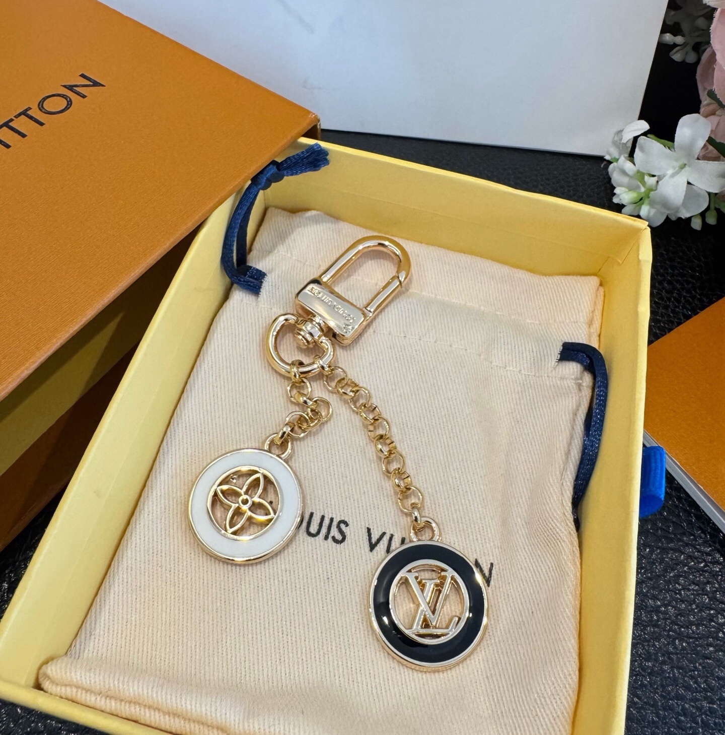 官网新款🔥LV钥匙扣 路易威登 Sailor包链 包包挂饰  精选莹亮金属材质，链节设计灵感源自航海主题，点缀经典四叶花