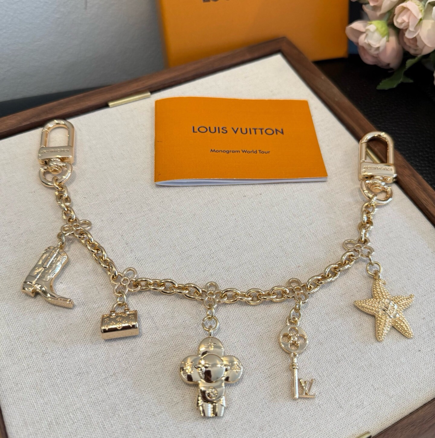 🔥LV钥匙扣包链 多元素新款包包挂件包饰 SPring Street Chain 包饰将 Monogram 小海星和 L