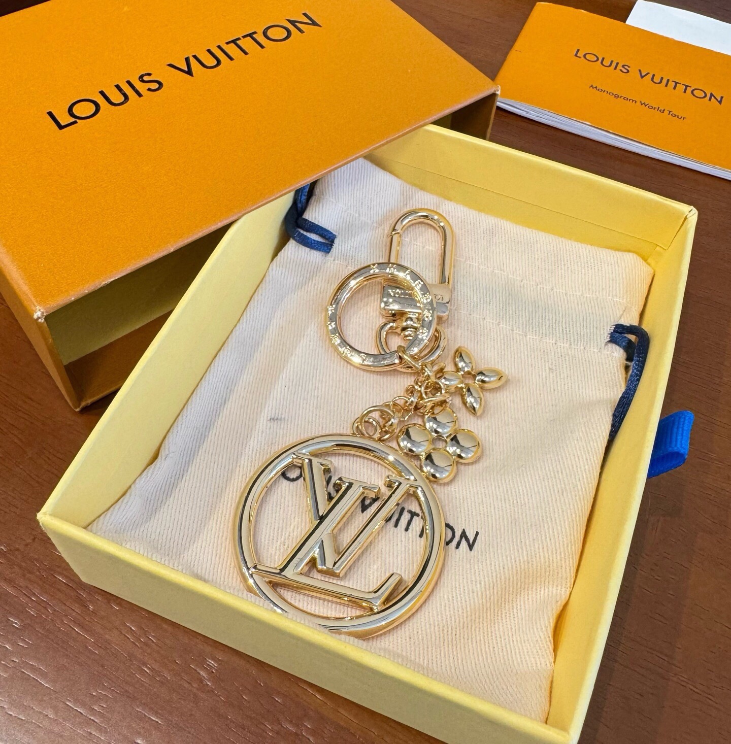 🔥lv钥匙扣 包包挂饰 SPring Street Chain 包饰将 Monogram 花卉和 LV 字母等经典元素化