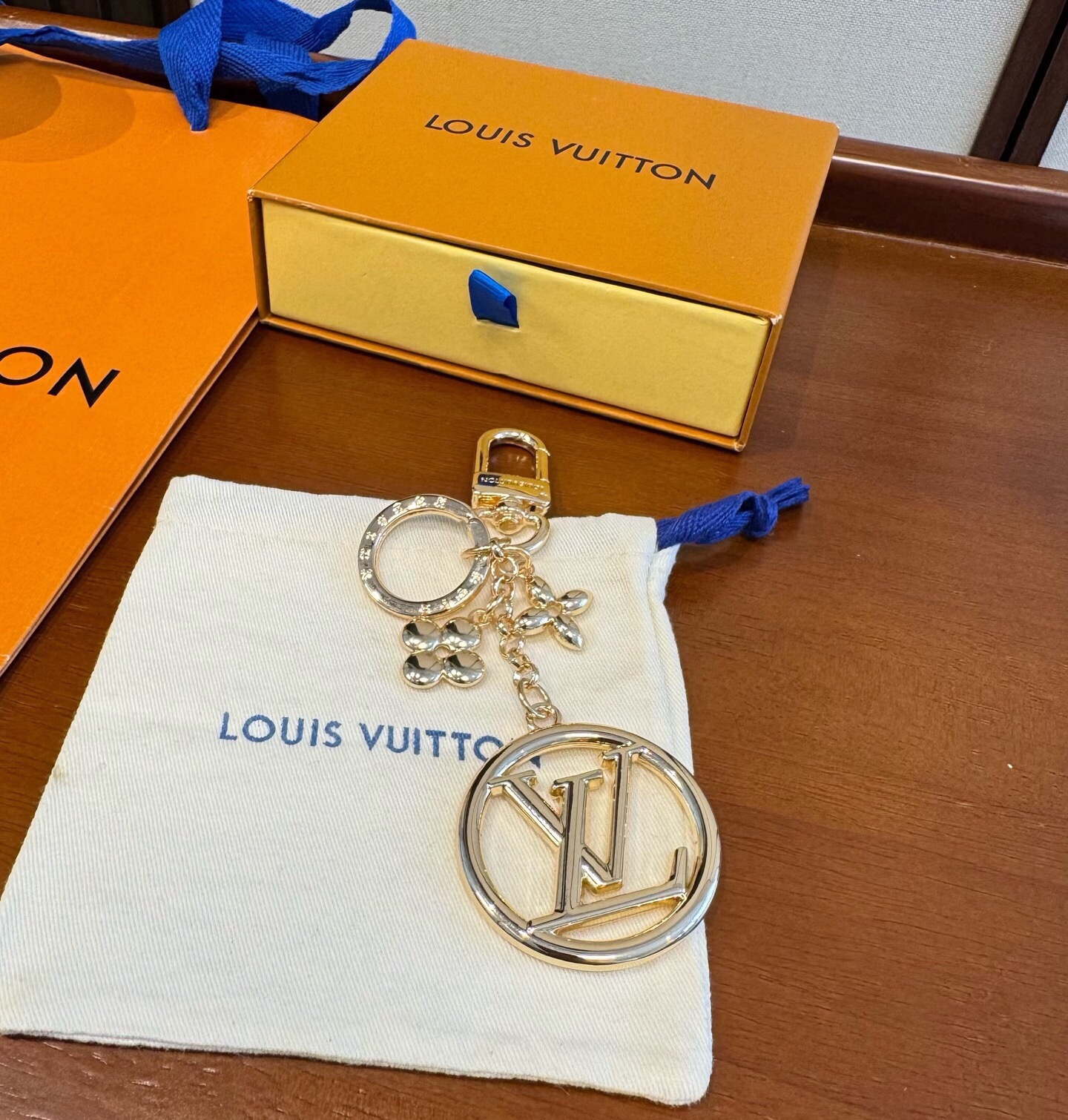 🔥lv钥匙扣 包包挂饰 SPring Street Chain 包饰将 Monogram 花卉和 LV 字母等经典元素化