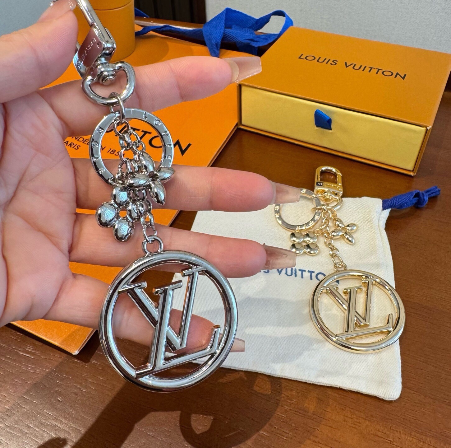 🔥lv钥匙扣 包包挂饰 SPring Street Chain 包饰将 Monogram 花卉和 LV 字母等经典元素化