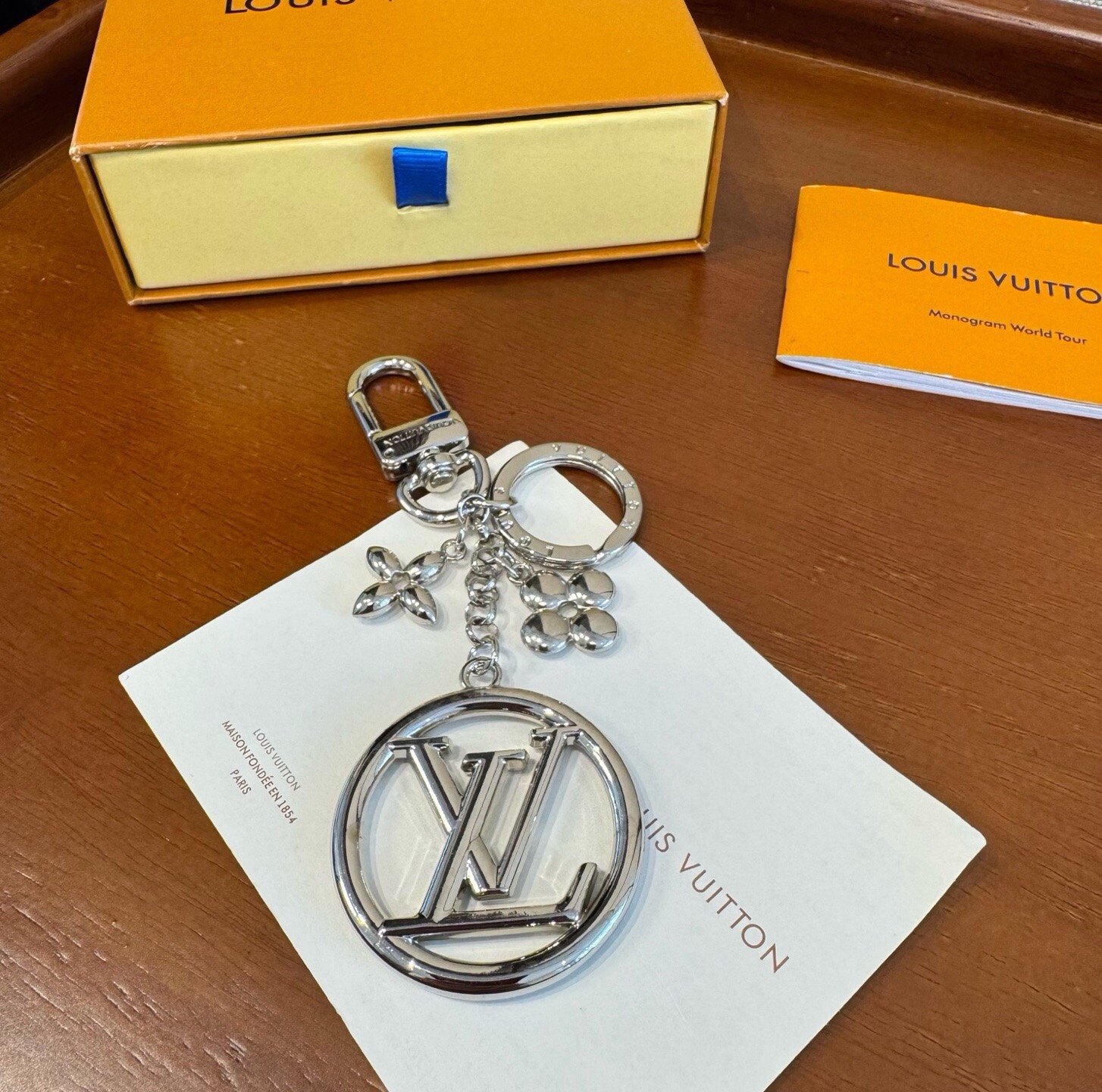 🔥lv钥匙扣 包包挂饰 SPring Street Chain 包饰将 Monogram 花卉和 LV 字母等经典元素化