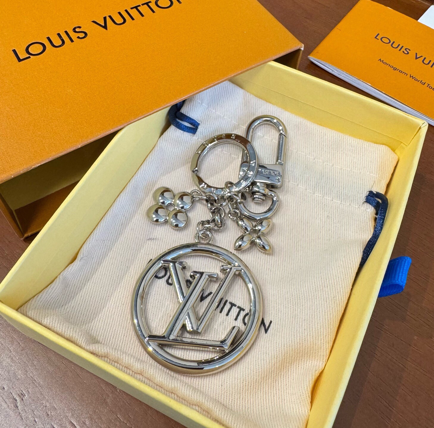 🔥lv钥匙扣 包包挂饰 SPring Street Chain 包饰将 Monogram 花卉和 LV 字母等经典元素化
