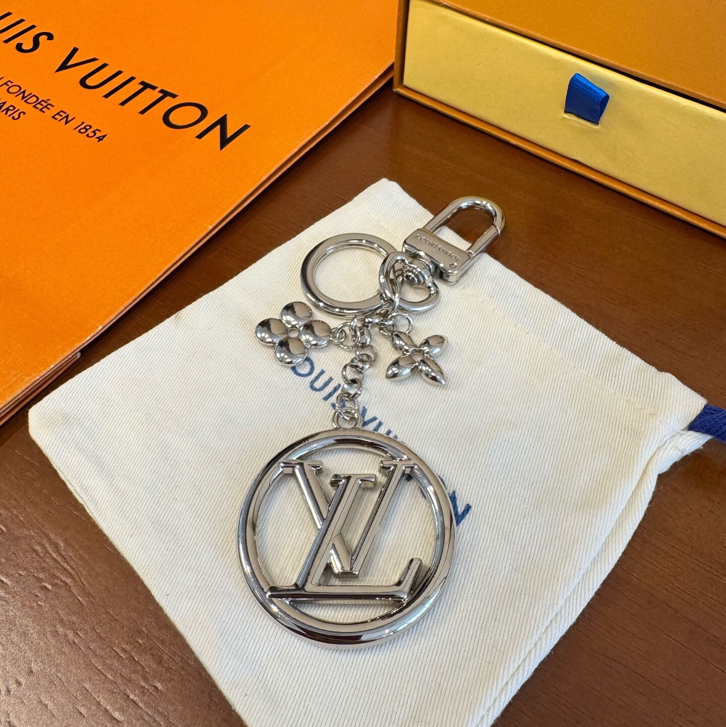 🔥lv钥匙扣 包包挂饰 SPring Street Chain 包饰将 Monogram 花卉和 LV 字母等经典元素化