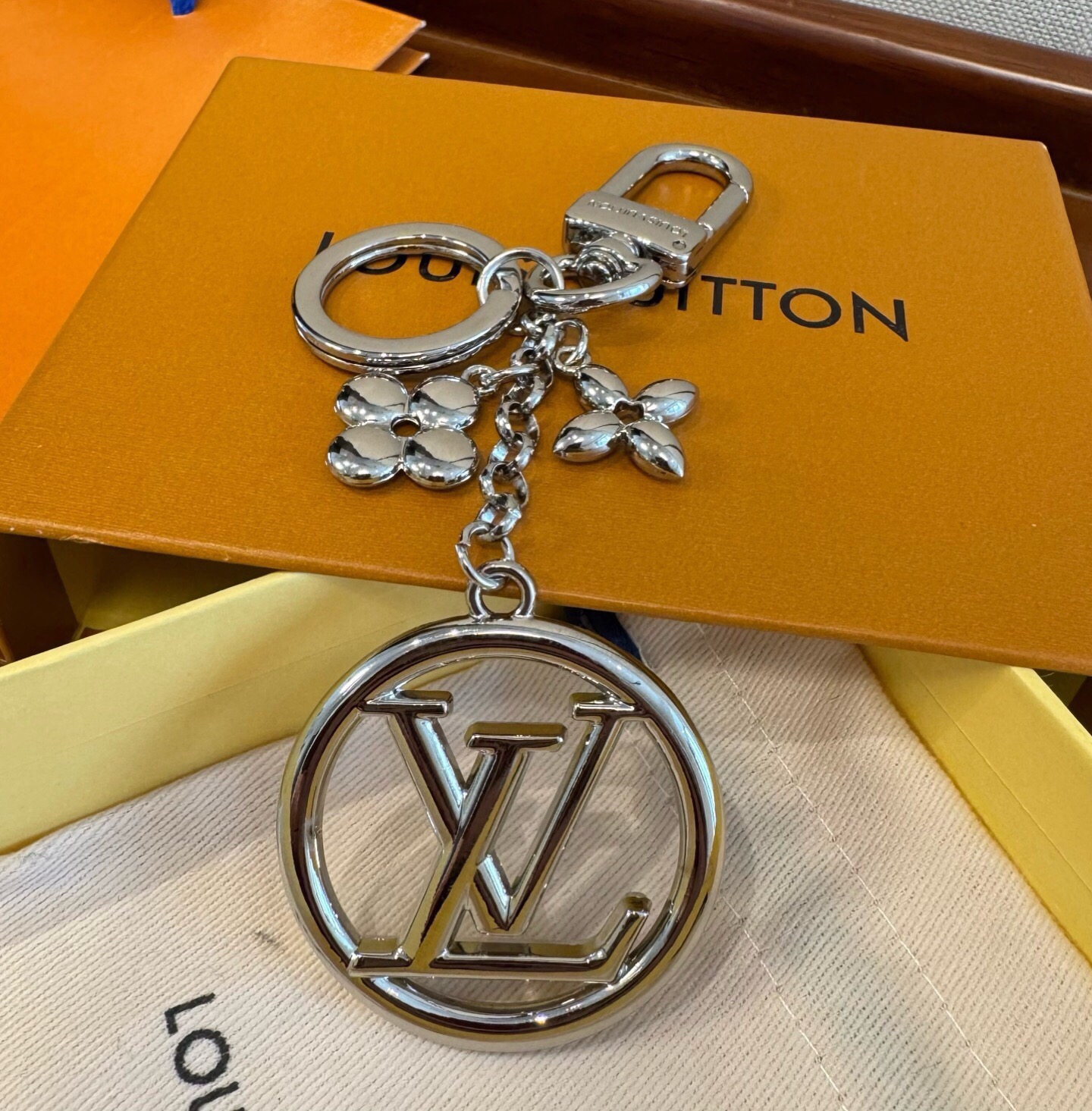 🔥lv钥匙扣 包包挂饰 SPring Street Chain 包饰将 Monogram 花卉和 LV 字母等经典元素化