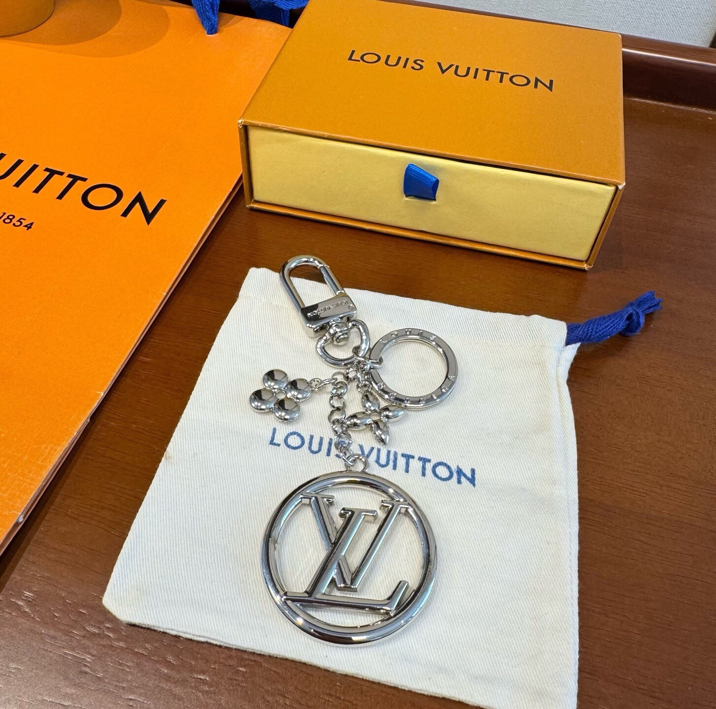 🔥lv钥匙扣 包包挂饰 SPring Street Chain 包饰将 Monogram 花卉和 LV 字母等经典元素化