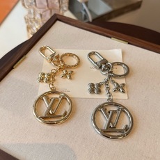 🔥lv钥匙扣 包包挂饰 SPring Street Chain 包饰将 Monogram 花卉和 LV 字母等经典元素化 🔥lv钥匙扣 包包挂饰 SPring Street Chain 包饰将 Monogram 花卉和 LV 字母等经典元素化