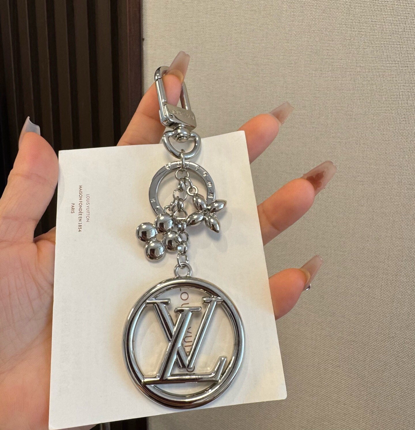 🔥lv钥匙扣 包包挂饰 SPring Street Chain 包饰将 Monogram 花卉和 LV 字母等经典元素化