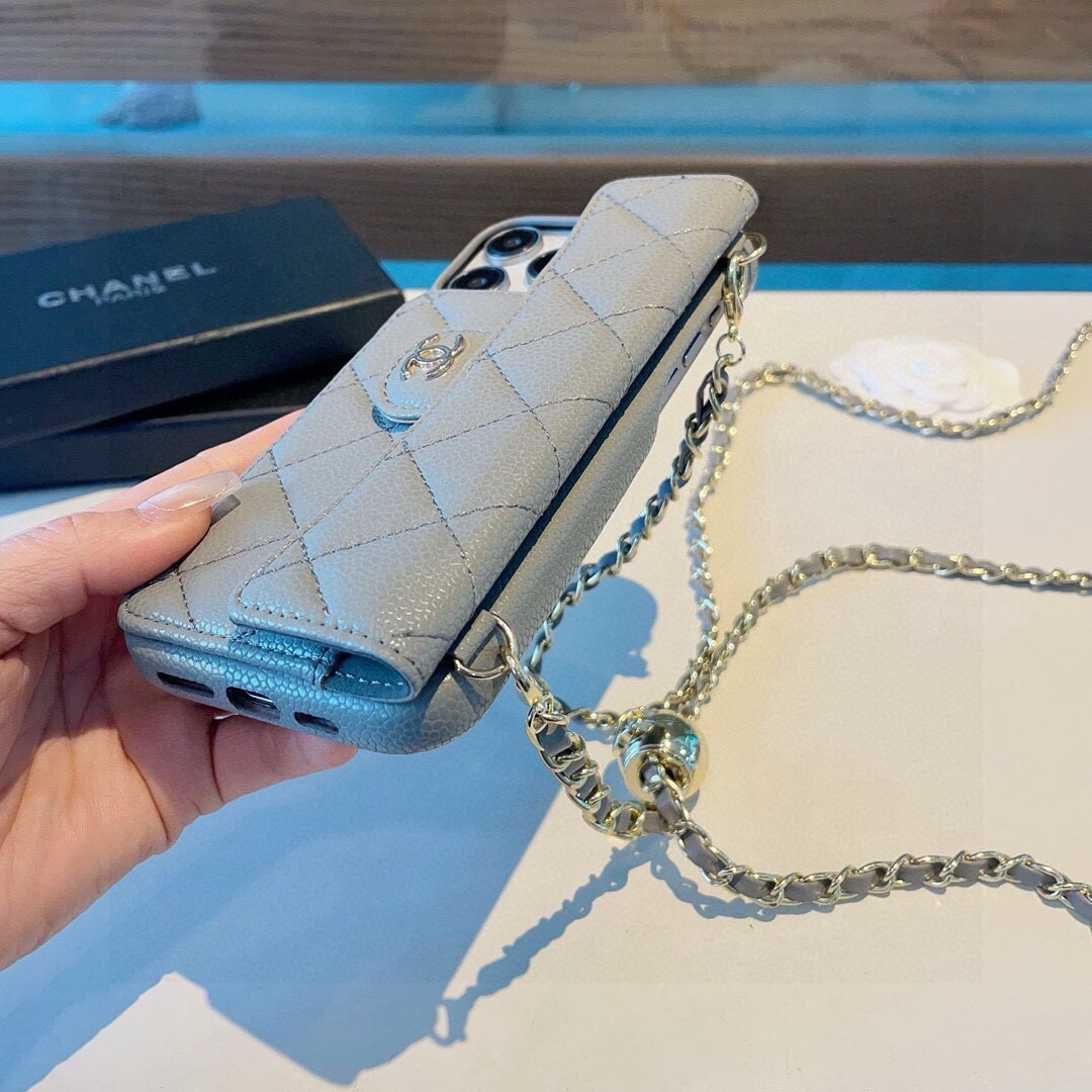 💃CHANEL💠香奈儿火爆时尚圈的手机壳  真香系列 热爆美拉德色系 专柜同款⛓链条双C小金球可调节链条长度 鱼子酱皮菱