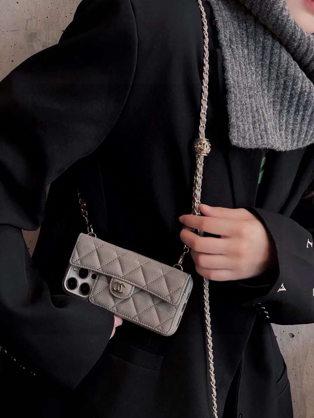 💃CHANEL💠香奈儿火爆时尚圈的手机壳  真香系列 热爆美拉德色系 专柜同款⛓链条双C小金球可调节链条长度 鱼子酱皮菱