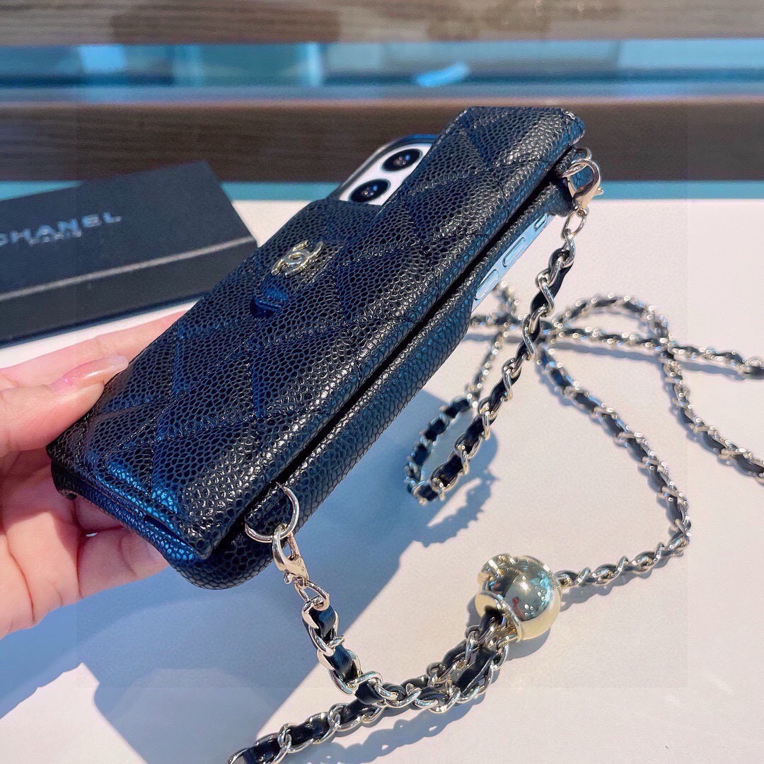 💃CHANEL💠香奈儿火爆时尚圈的手机壳 专柜同款⛓链条双C小金球可调节链条长度 鱼子酱皮菱格车线翻盖插卡，时尚潮流必备