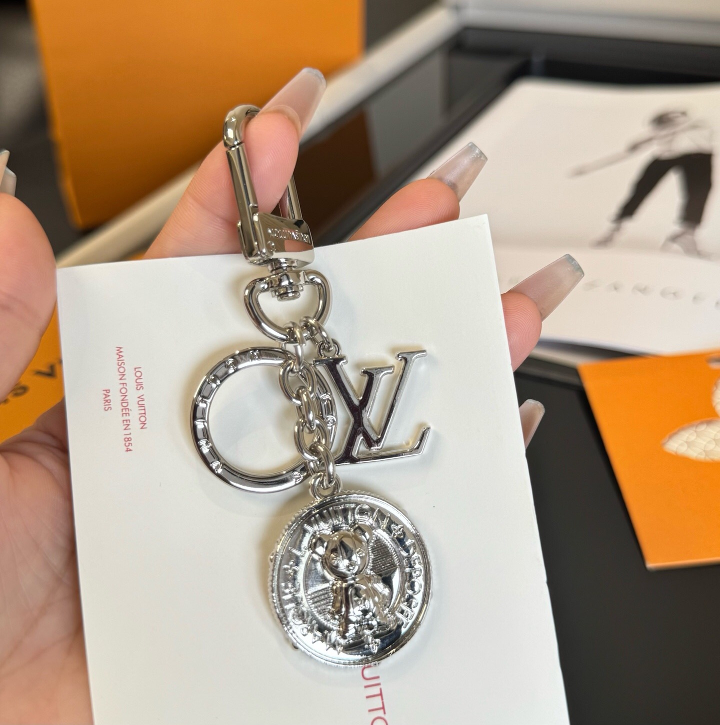 官网新款🔥LV钥匙扣挂件 ，路易威登包包挂饰  精选莹亮金属材质，链节设计灵感源自航海主题，点缀经典LV标志，搭配精致小