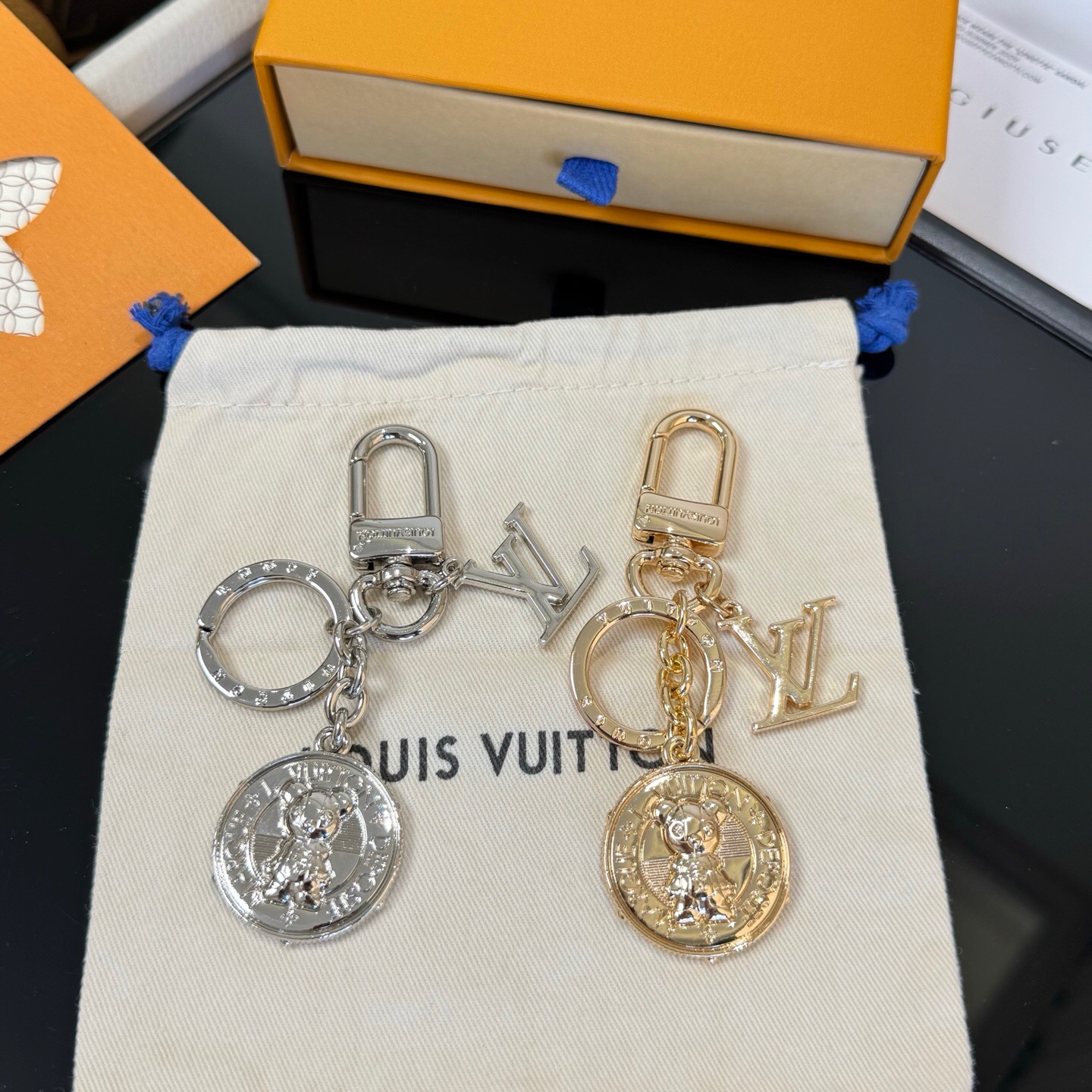 官网新款🔥LV钥匙扣挂件 ，路易威登包包挂饰  精选莹亮金属材质，链节设计灵感源自航海主题，点缀经典LV标志，搭配精致小